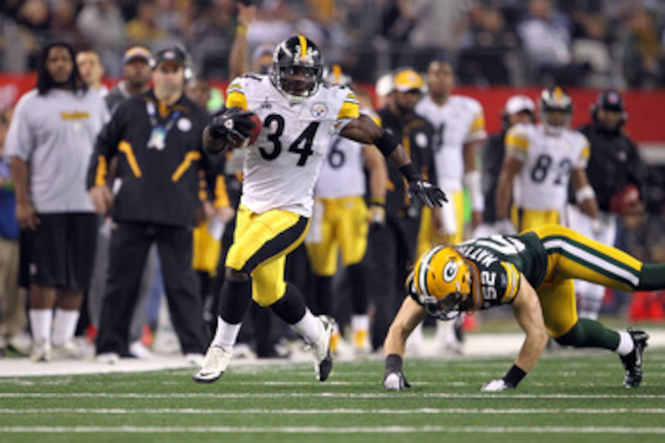 ARLINGTON, TX - FEBRUARY 06:  Rashard Mendenhall #34 of the Pittsburgh Steelers runs the ball against Clay Matthews #52 of the Green Bay Packers during Super Bowl XLV at Cowboys Stadium on February 6, 2011 in Arlington, Texas. The Packers won 31-25.  (Pho