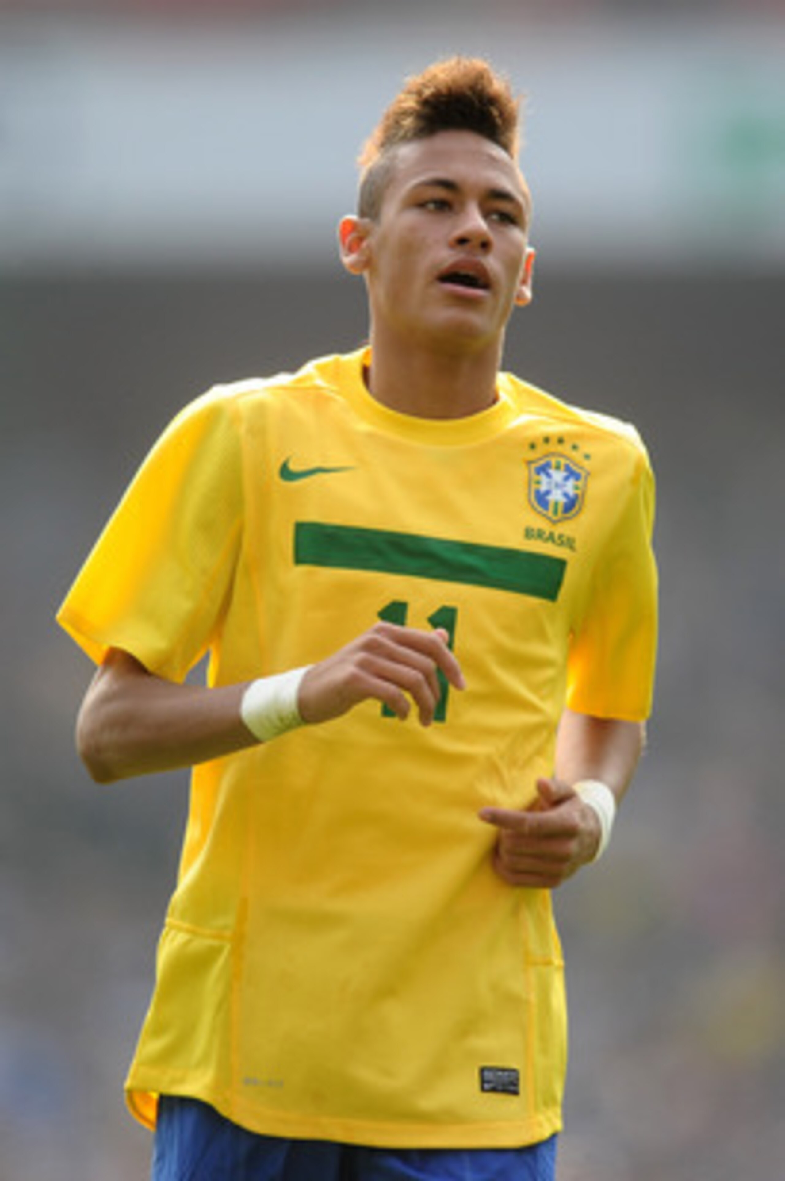 LONDON, ENGLAND - MARCH 27:  Neymar of Brazil looks on during the International friendly match between Brazil and Scotland at Emirates Stadium on March 27, 2011 in London, England.  (Photo by Mike Hewitt/Getty Images)