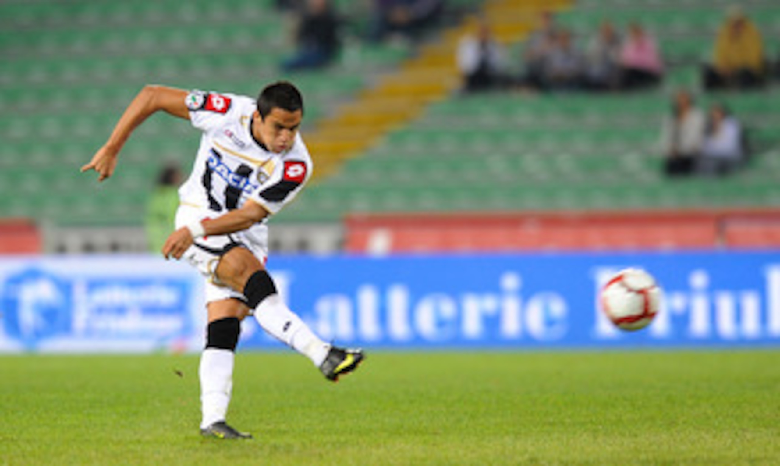 UDINE, ITALY - SEPTEMBER 23:  Alex Sanchez of Udinese Calcio in action during the serie A match between Udinese Calcio and AC Milan at Stadio Friuli on September 23, 2009 in Udine, Italy.  (Photo by Dino Panato/Getty Images)