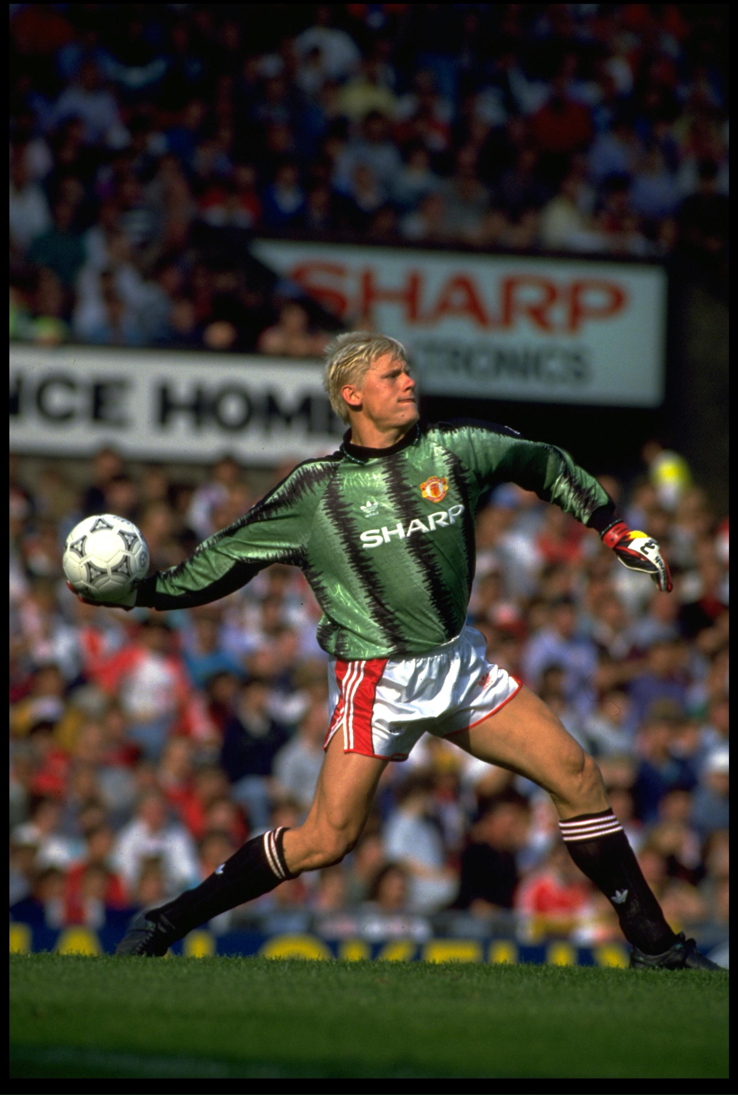 AUG 1991:  PETER SCHMEICHEL THE MANCHESTER UNITED GOALKEEPER THROWS THE BALL OUT DURING A FIRST DIVISION GAME AT OLD TRAFFORD.