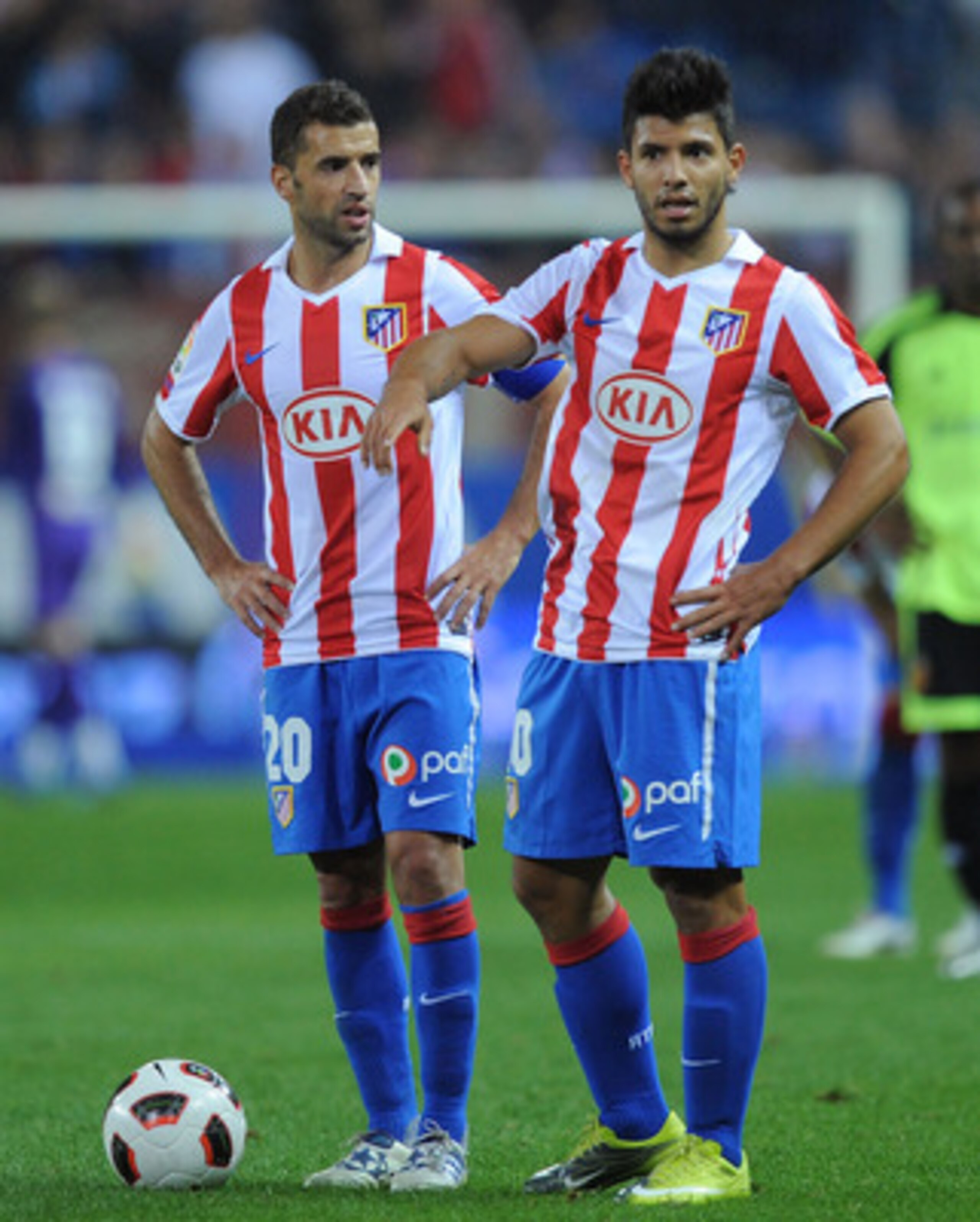 MADRID, SPAIN - SEPTEMBER 26:  Simao (L) and Sergio Aguero of Atletico Madrid get ready to take a free kick during the La Liga match between Atletico Madrid and Real Zaragoza at the Vicente Calderon stadium on September 26, 2010 in Madrid, Spain.  (Photo