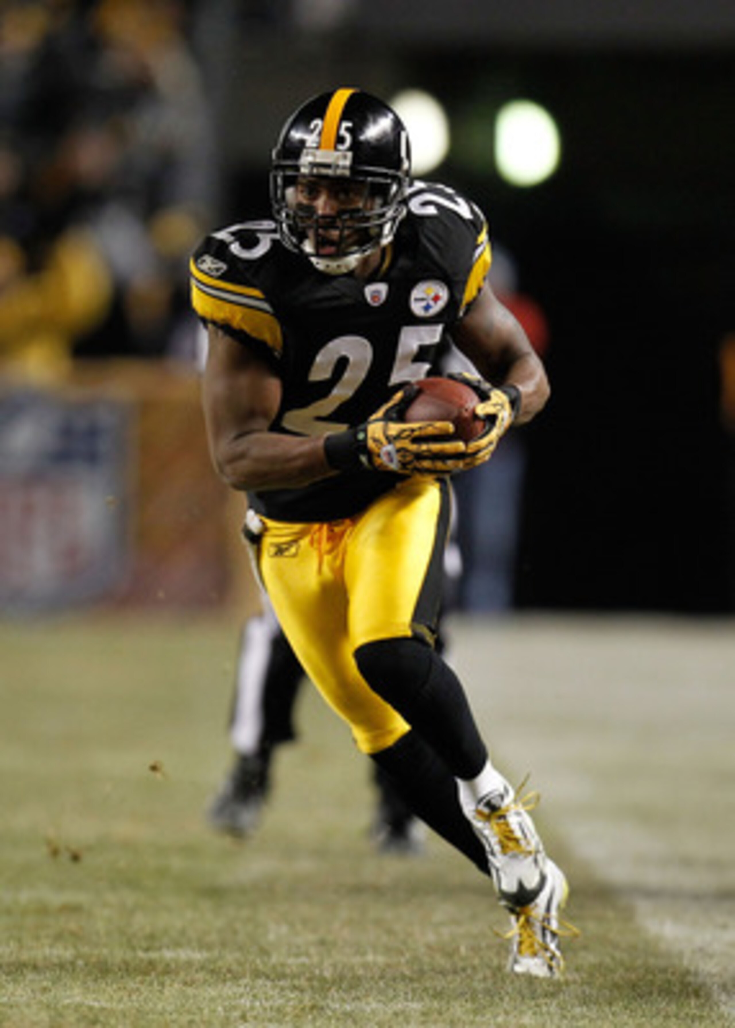 PITTSBURGH, PA - JANUARY 15:  Safety Ryan Clark #25 of the Pittsburgh Steelers runs back the ball after an interception of quarterback Joe Flacco #5 of the Baltimore Ravens in the third quarter of the AFC Divisional Playoff Game at Heinz Field on January 