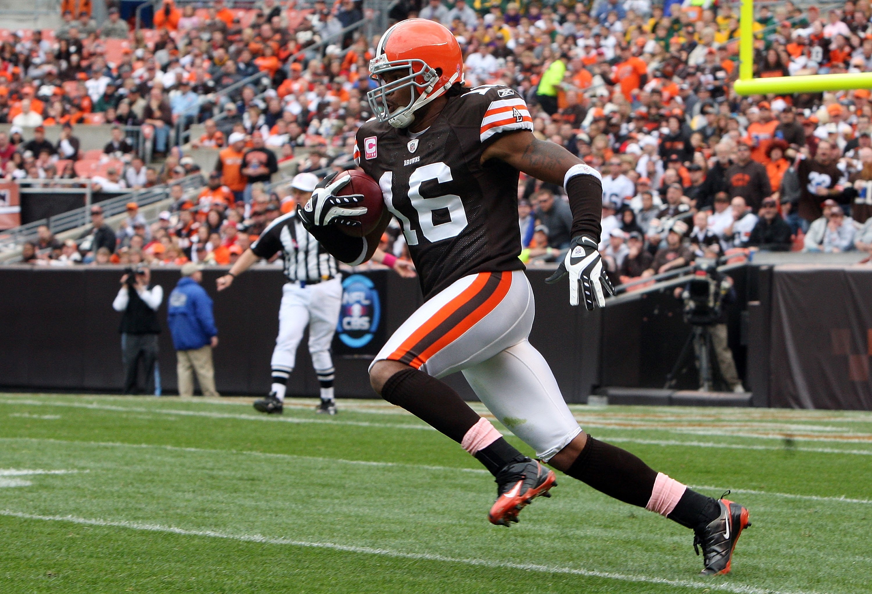 CLEVELAND - OCTOBER 04:  Joshua Cribbs #16 of the Cincinnati Bengals runs the ball against the Cleveland Browns during their game at Cleveland Browns Stadium on October 4, 2009 in Cleveland, Ohio. The Bengals defeated the Browns 23-20 in overtime.  (Photo