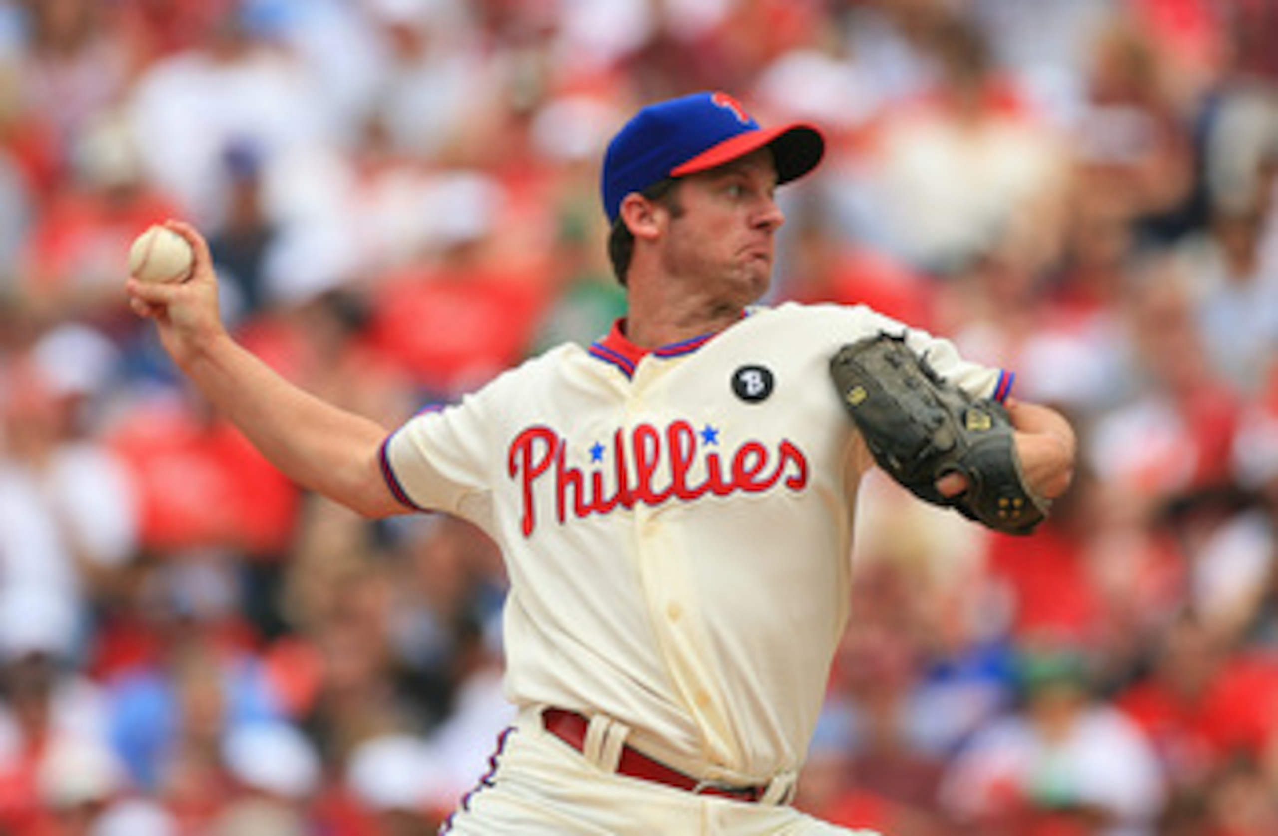 PHILADELPHIA - JUNE 12: Starting pitcher Roy Oswalt #44 of the Philadelphia Phillies throws a pitch during a game against the Chicago Cubs at Citizens Bank Park on June 12, 2011 in Philadelphia, Pennsylvania. (Photo by Hunter Martin/Getty Images)