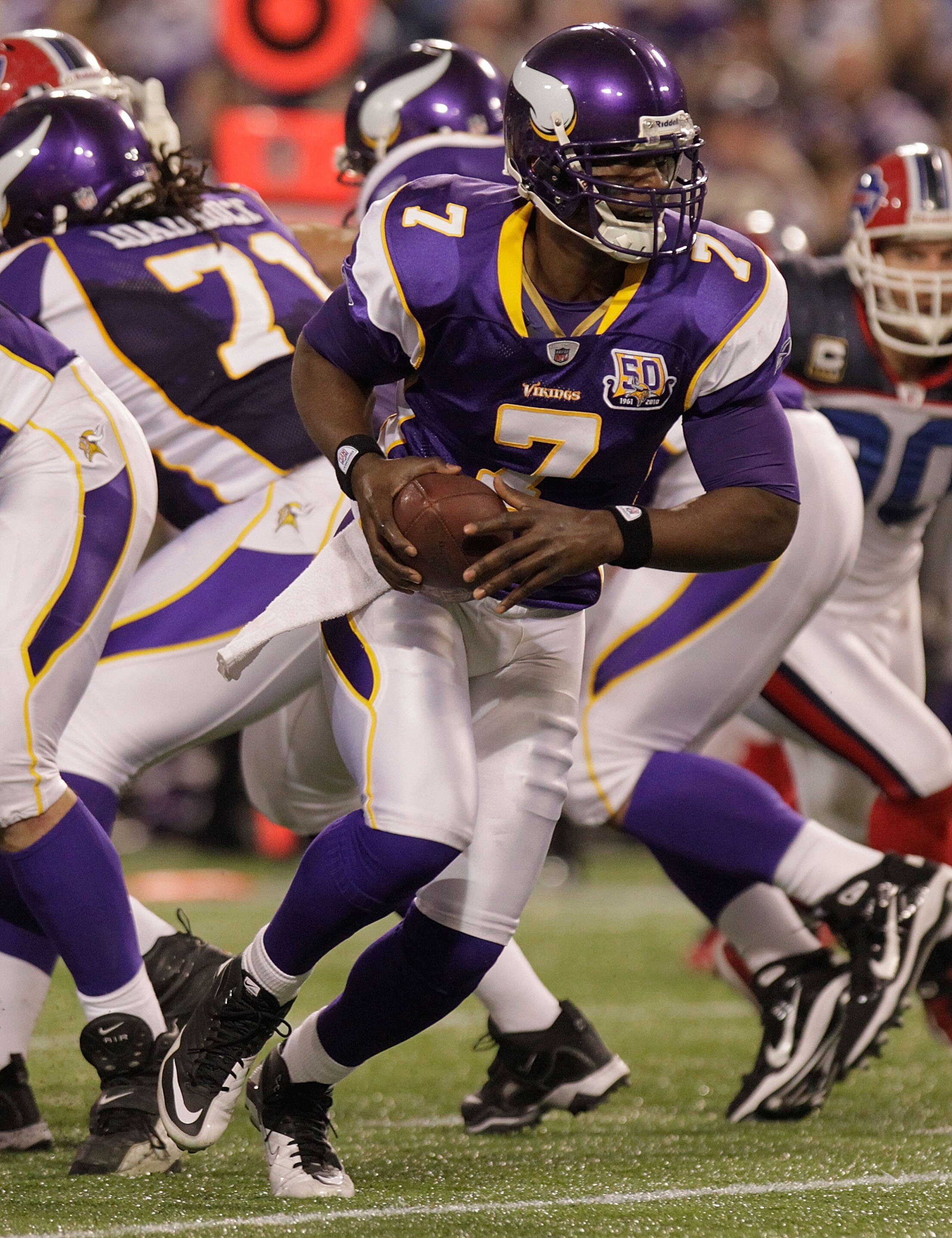 MINNEAPOLIS, MN - DECEMBER 05:  Tavaris Jackson #7 of the Minnesota Vikings drops back against the Buffalo Bills at the Mall of America Field at the Hubert H. Humphrey Metrodome on December 5, 2010 in Minneapolis, Minnesota.  (Photo by Nick Laham/Getty Im