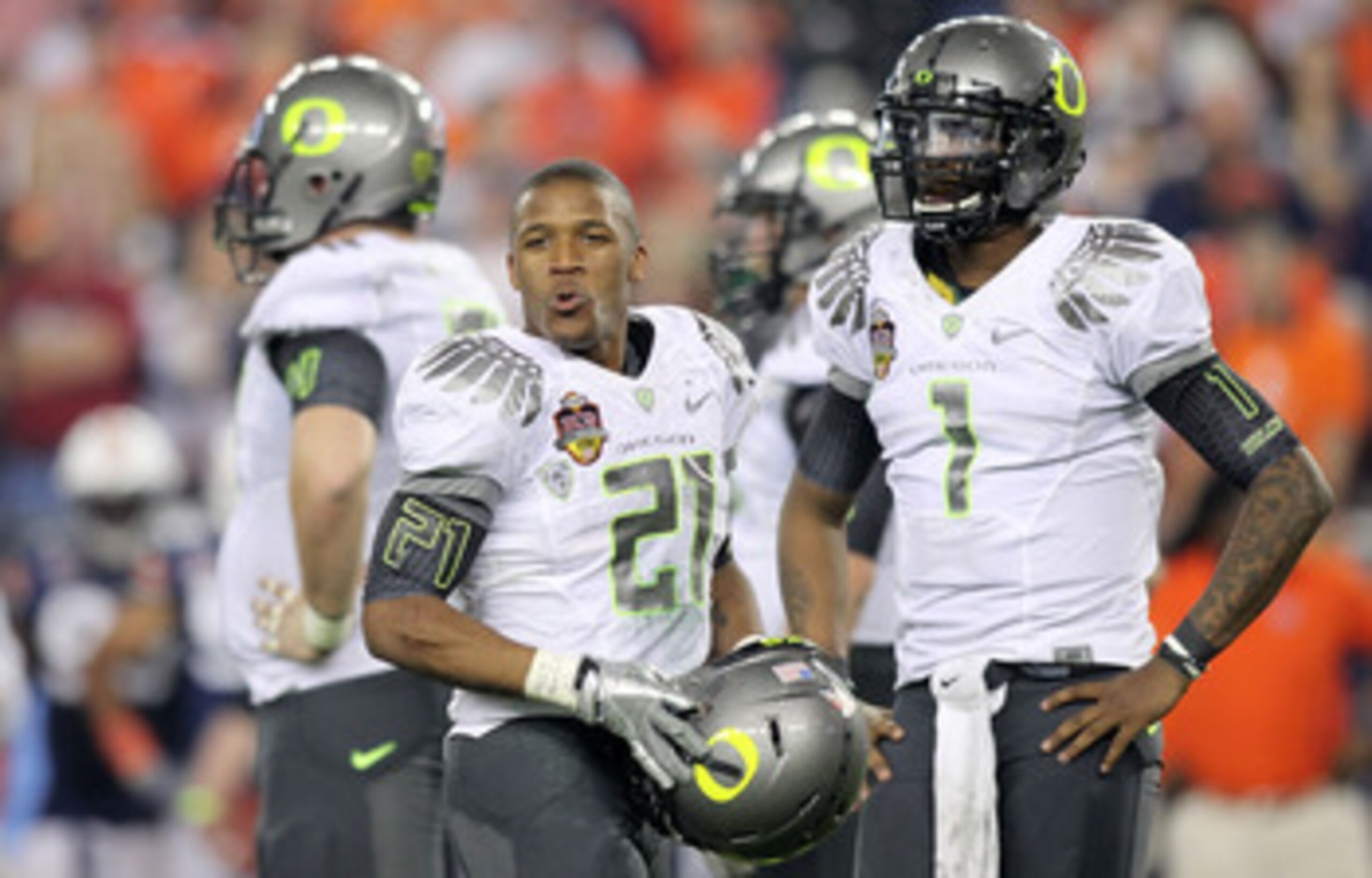 GLENDALE, AZ - JANUARY 10: LaMichael James #21 and Darron Thomas #1 of the Oregon Ducks react to the Auburn Tigers during the Tostitos BCS National Championship Game at University of Phoenix Stadium on January 10, 2011 in Glendale, Arizona. (Photo by Jona