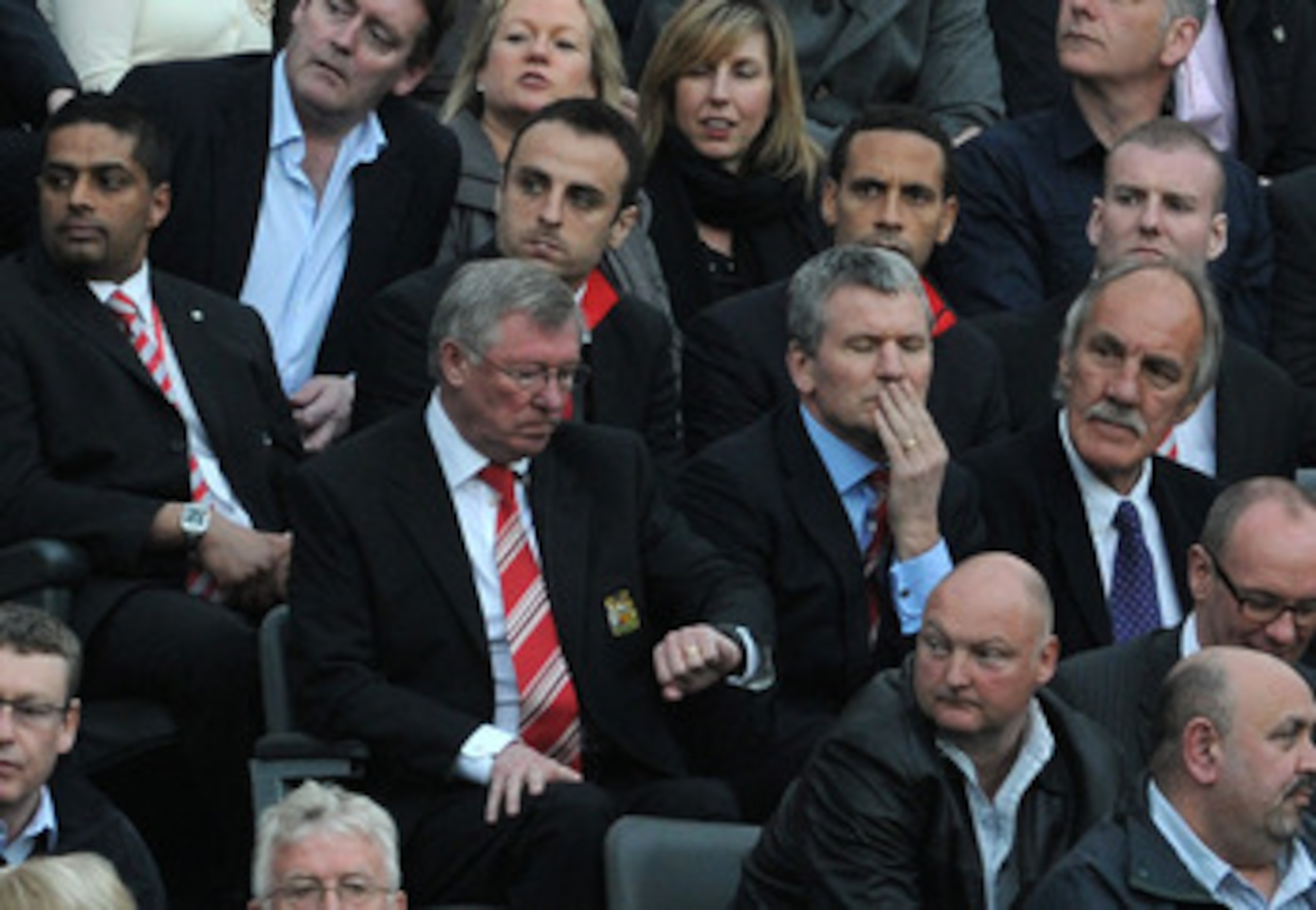 NEWCASTLE UPON TYNE, ENGLAND - APRIL 19: Manchester United Manager Sir Alex Ferguson checks his watch from the stands during the Barclays Premier League match between Newcastle United and Manchester United at St James' Park on April 19, 2011 in Newcastle NEWCASTLE UPON TYNE, ENGLAND - APRIL 19: Manchester United Manager Sir Alex Ferguson checks his watch from the stands during the Barclays Premier League match between Newcastle United and Manchester United at St James' Park on April 19, 2011 in Newcastle