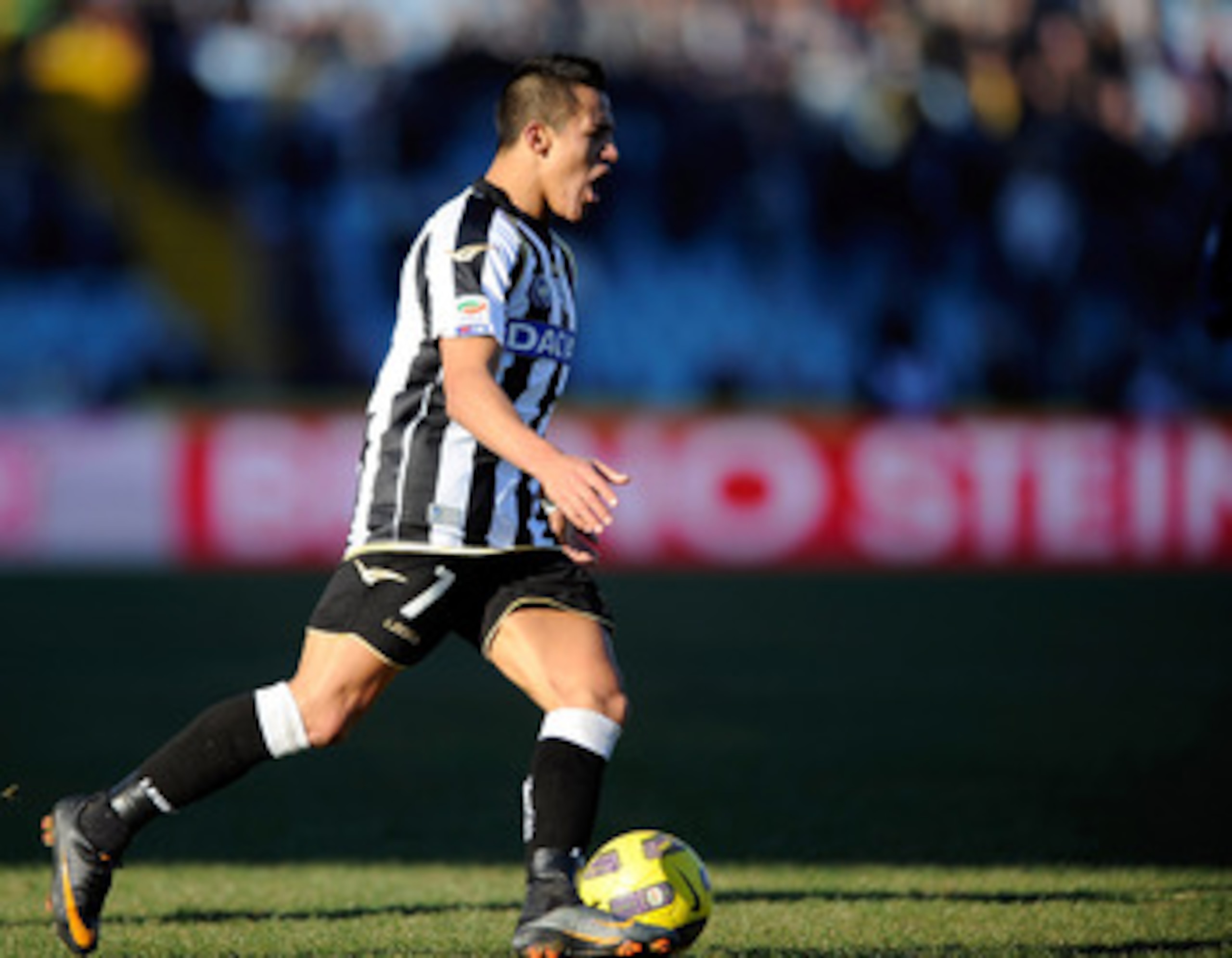 UDINE, ITALY - JANUARY 23: Alexis Sanchez of Udinese Calcio in action during the Serie A match between Udinese Calcio and FC Internazionale Milano at Stadio Friuli on January 23, 2011 in Udine, Italy. (Photo by Claudio Villa/Getty Images) UDINE, ITALY - JANUARY 23: Alexis Sanchez of Udinese Calcio in action during the Serie A match between Udinese Calcio and FC Internazionale Milano at Stadio Friuli on January 23, 2011 in Udine, Italy. (Photo by Claudio Villa/Getty Images)