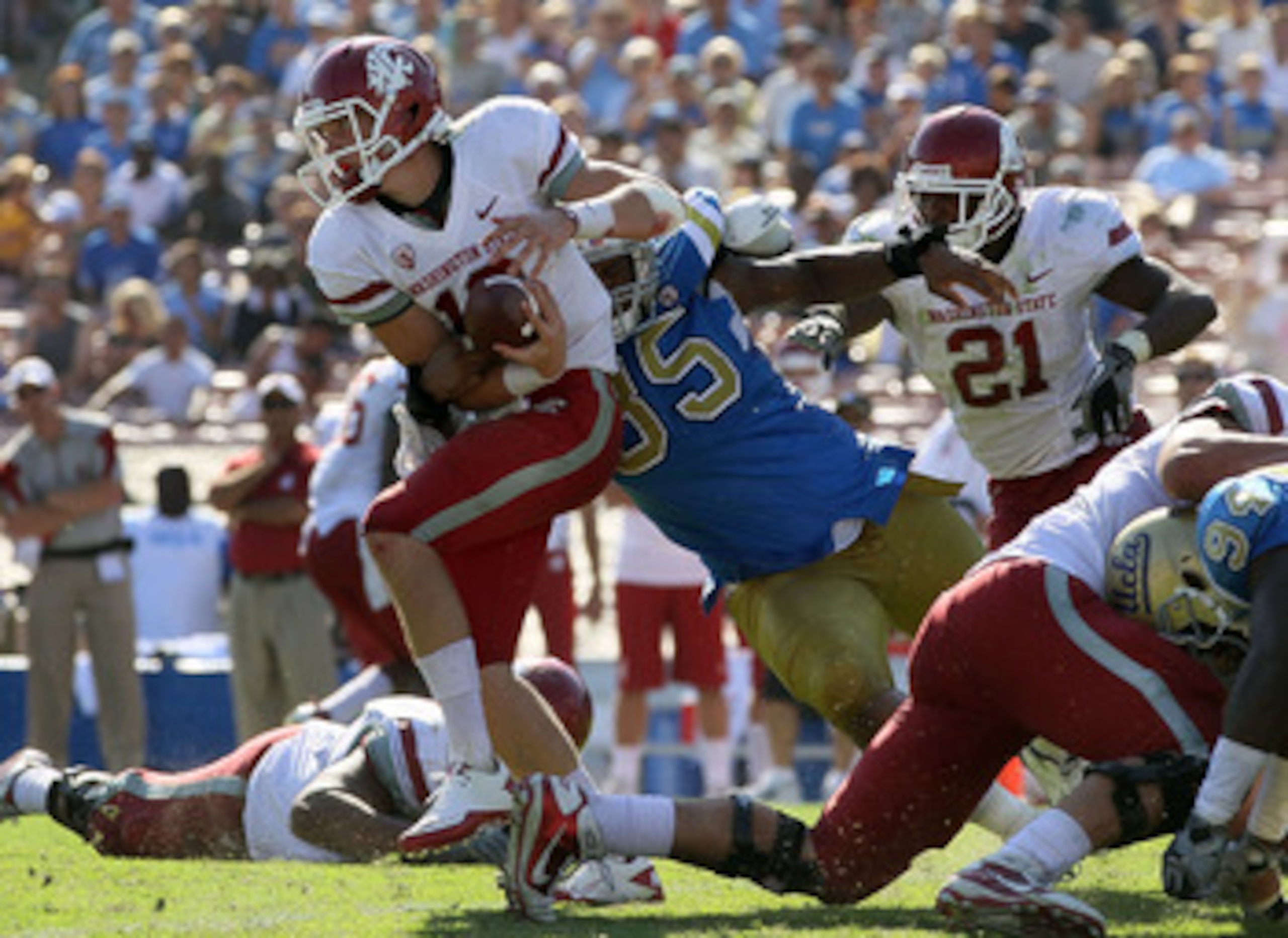 PASADENA, CA - OCTOBER 02:  Quarterback Jeff Tuel #10 of the Washington State Cougars plays against the UCLA Bruins in the game at the Rose Bowl on October 2, 2010 in Pasadena, California.  (Photo by Jeff Gross/Getty Images)