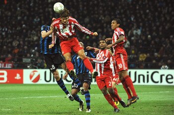 MILAN, ITALY - FEBRUARY 23:  Thiago Motta of Inter Milan goes up with Mario Gomez of FC Bayern Muenchen during the UEFA Champions League round of 16 first leg match between Inter Milan v FC Bayern Muenchen on February 23, 2011 in Milan, Italy.  (Photo by