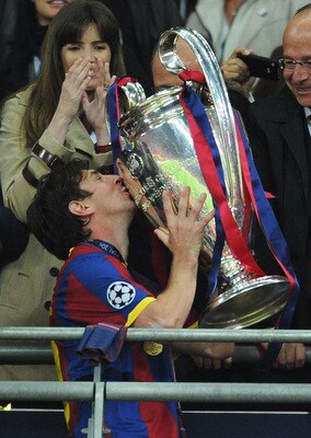 LONDON, ENGLAND - MAY 28:  Lionel Messi of FC Barcelona kisses the trophy after victory in UEFA Champions League final between FC Barcelona and Manchester United FC at Wembley Stadium on May 28, 2011 in London, England.  (Photo by Jasper Juinen/Getty Imag