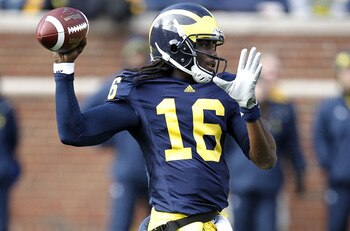 ANN ARBOR, MI - NOVEMBER 06:  Denard Robinson #16 of the Michigan Wolverines throws a first quarter pass while playing the Illinios Fighting Illini after a second quarter reception at Michigan Stadium on November 6, 2010 in Ann Arbor, Michigan.  (Photo by