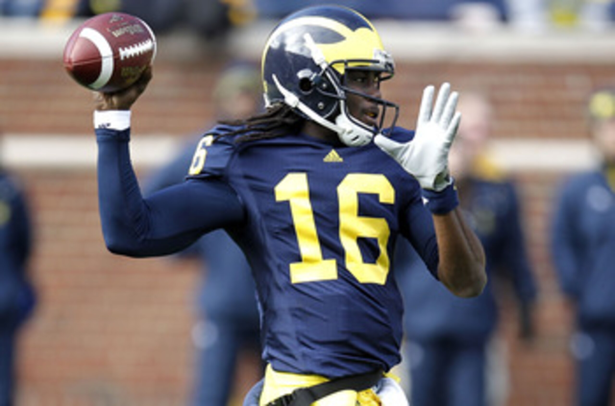 ANN ARBOR, MI - NOVEMBER 06:  Denard Robinson #16 of the Michigan Wolverines throws a first quarter pass while playing the Illinios Fighting Illini after a second quarter reception at Michigan Stadium on November 6, 2010 in Ann Arbor, Michigan.  (Photo by