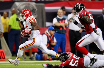 ATLANTA - AUGUST 13:  Jamaal Charles #25 of the Kansas City Chiefs rushes away from Curtis Lofton #50 and Stephen Nicholas #54 of the Atlanta Falcons at Georgia Dome on August 13, 2010 in Atlanta, Georgia.  (Photo by Kevin C. Cox/Getty Images)