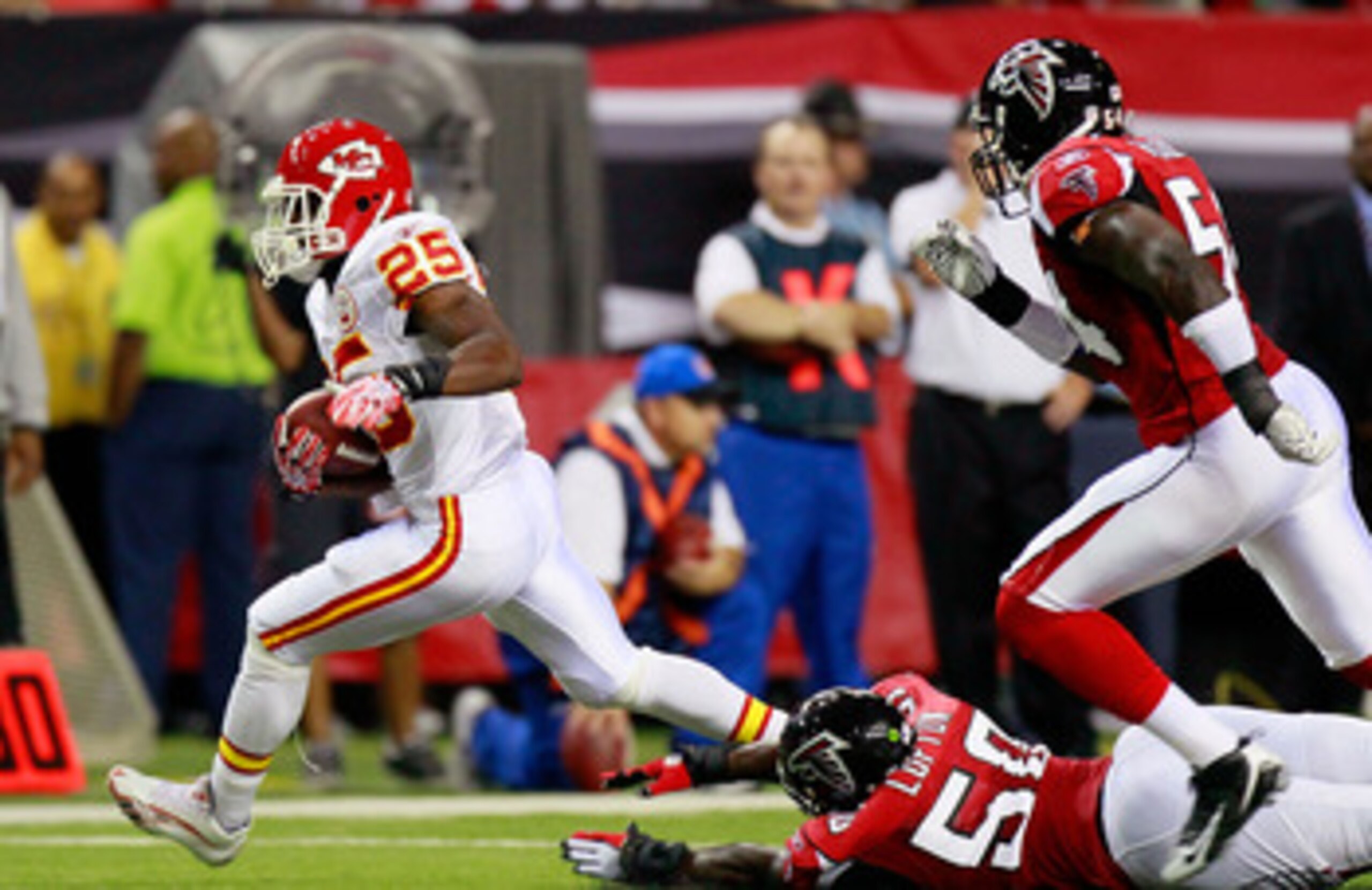 ATLANTA - AUGUST 13:  Jamaal Charles #25 of the Kansas City Chiefs rushes away from Curtis Lofton #50 and Stephen Nicholas #54 of the Atlanta Falcons at Georgia Dome on August 13, 2010 in Atlanta, Georgia.  (Photo by Kevin C. Cox/Getty Images)