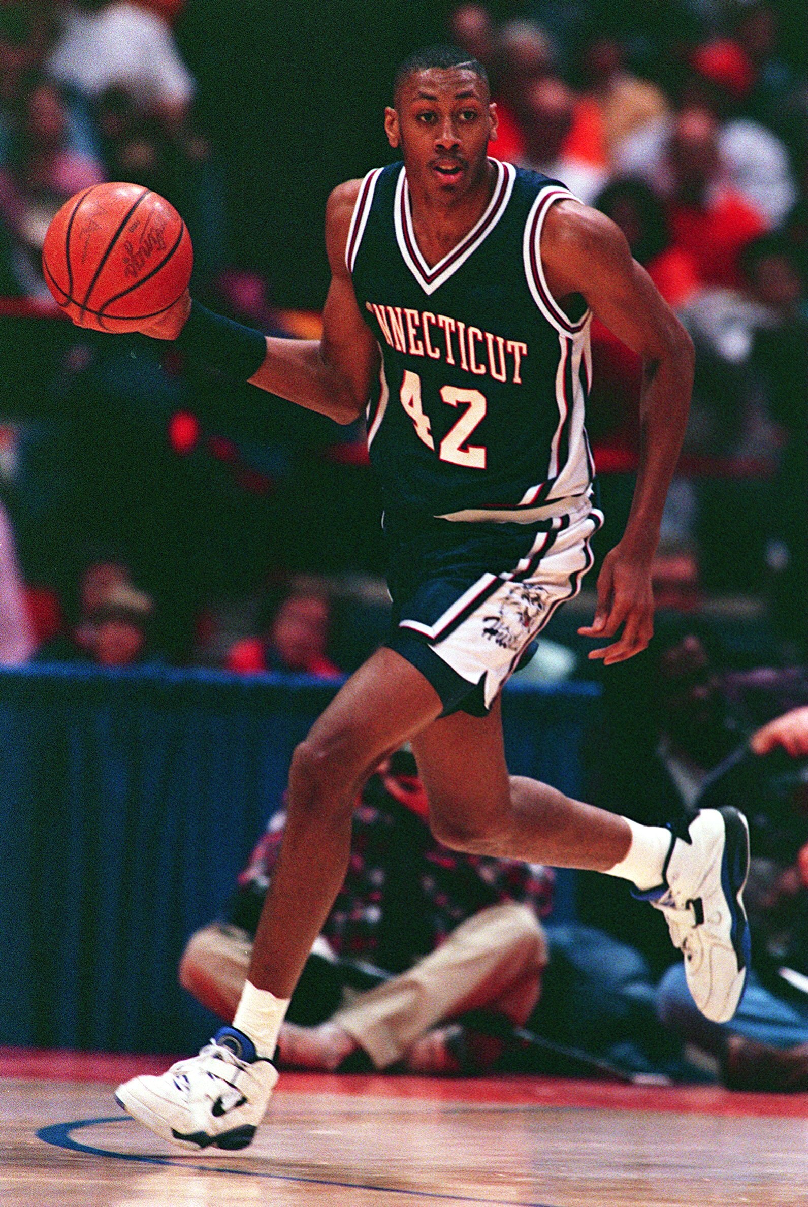 DONYELL MARSHALL OF UCONN IN ACTION AGAINST SYRACUSE.