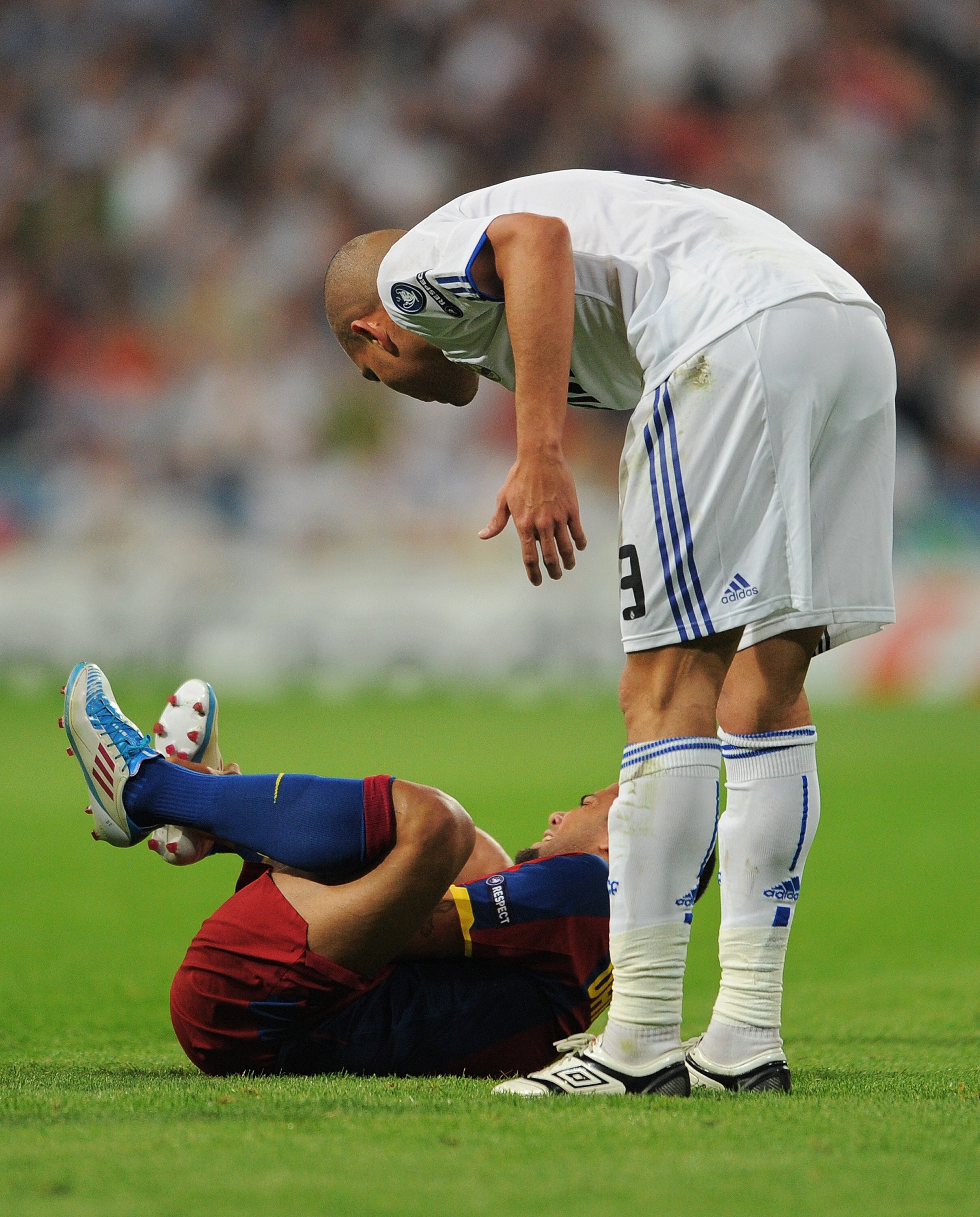 MADRID, SPAIN - APRIL 27:  Pepe (R) of Real Madrid stands besides Daniel Alves of Barcelona after he fouled him during the UEFA Champions League Semi Final first leg match between Real Madrid and Barcelona at the Estadio Santiago Bernabeu on April 27, 201