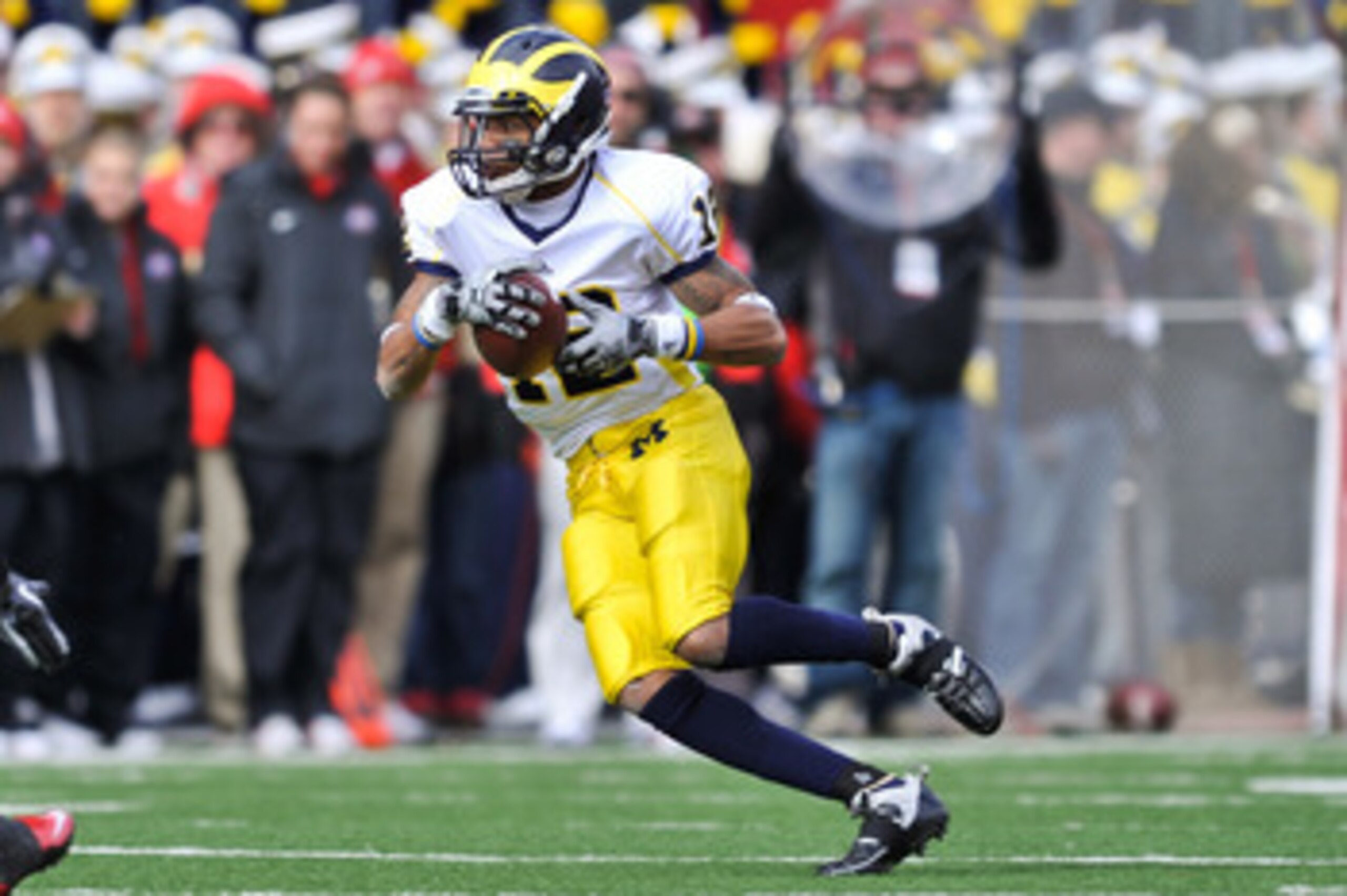 COLUMBUS, OH - NOVEMBER 27:  Roy Roundtree #12 of the Michigan Wolverines makes a reception against the Ohio State Buckeyes at Ohio Stadium on November 27, 2010 in Columbus, Ohio.  (Photo by Jamie Sabau/Getty Images)