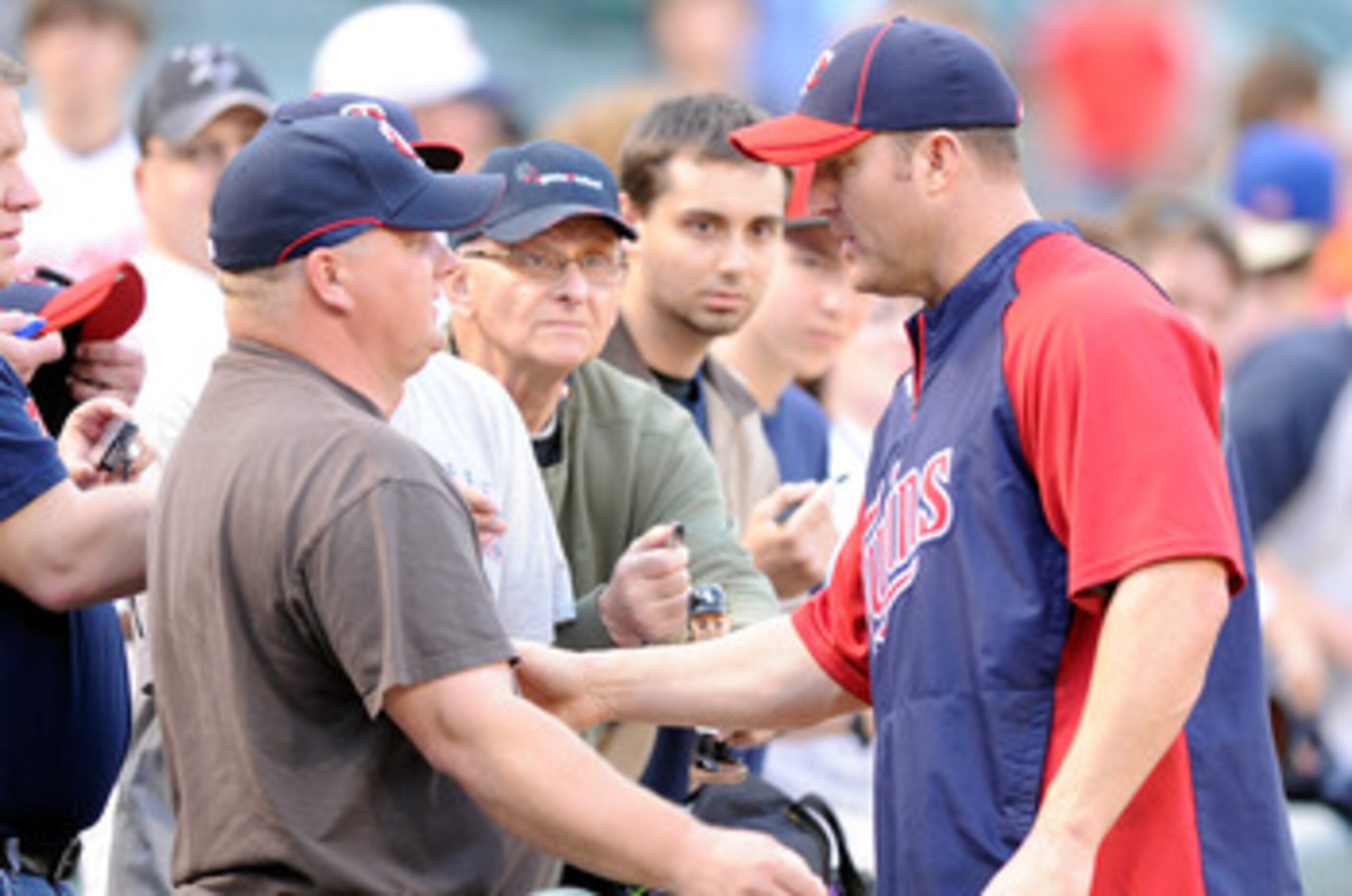 BALTIMORE, MD - APRIL 18:  Jim Thome #25 of the Minnesota Twins talks with fans before the game against the Baltimore Orioles at Oriole Park at Camden Yards on April 18, 2011 in Baltimore, Maryland.  (Photo by Greg Fiume/Getty Images)