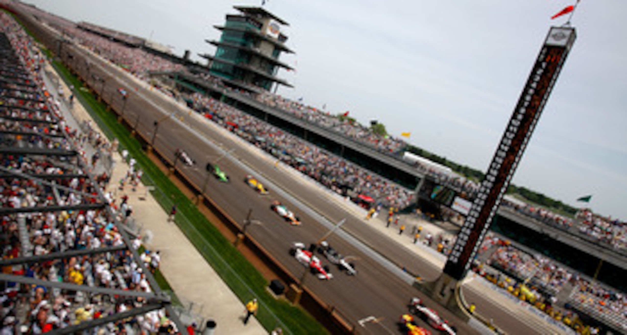 INDIANAPOLIS, IN - MAY 29:  A general view of cars racing during the IZOD IndyCar Series Indianapolis 500 Mile Race at Indianapolis Motor Speedway on May 29, 2011 in Indianapolis, Indiana.  (Photo by Jonathan Ferrey/Getty Images)