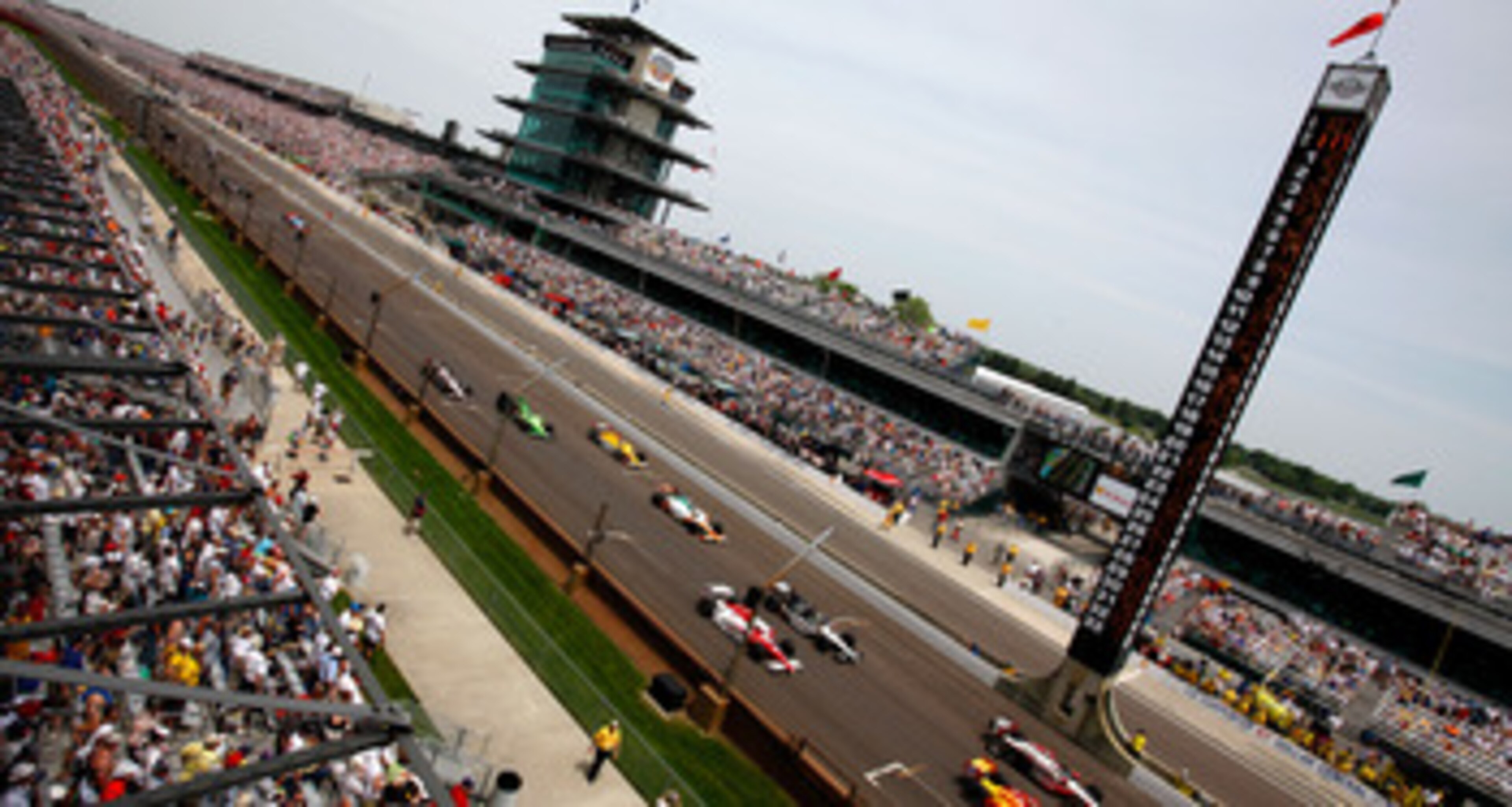INDIANAPOLIS, IN - MAY 29:  A general view of cars racing during the IZOD IndyCar Series Indianapolis 500 Mile Race at Indianapolis Motor Speedway on May 29, 2011 in Indianapolis, Indiana.  (Photo by Jonathan Ferrey/Getty Images)