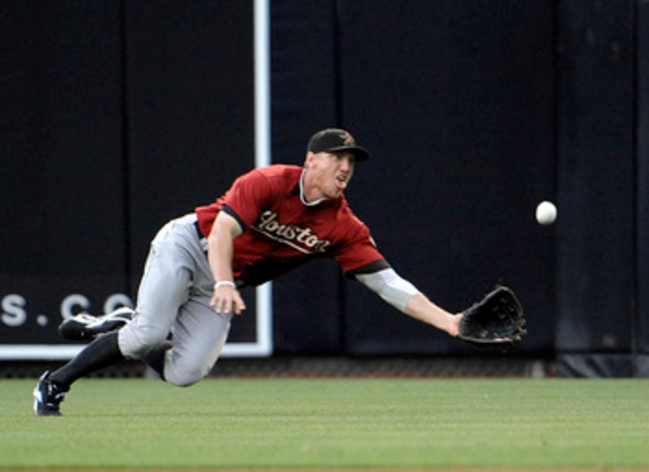 SAN DIEGO, CA-JUNE 2: Hunter Pence #9 of the Houston Astros makes a diving catch on a ball hit by Ryan Ludwick #47 of the San Diego Padres during the first inning of a baseball game at Petco Park on June 2, 2011 in San Diego, California. (Photo by Denis SAN DIEGO, CA-JUNE 2: Hunter Pence #9 of the Houston Astros makes a diving catch on a ball hit by Ryan Ludwick #47 of the San Diego Padres during the first inning of a baseball game at Petco Park on June 2, 2011 in San Diego, California. (Photo by Denis