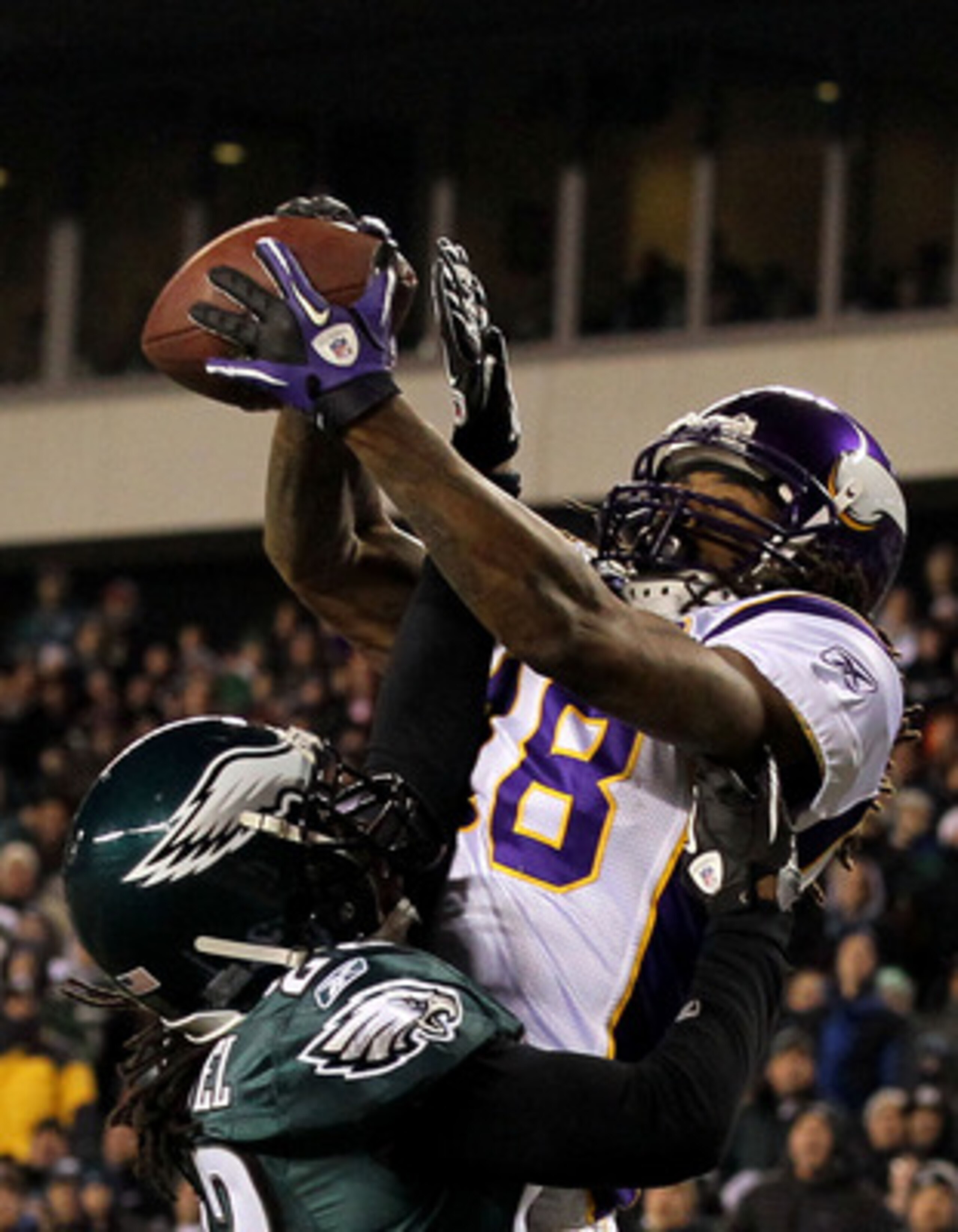 PHILADELPHIA, PA - DECEMBER 28:  Sidney Rice #18 of the Minnesota Vikings in action against Asante Samuel #22 of the Philadelphia Eagles at Lincoln Financial Field on December 28, 2010 in Philadelphia, Pennsylvania.  (Photo by Jim McIsaac/Getty Images)