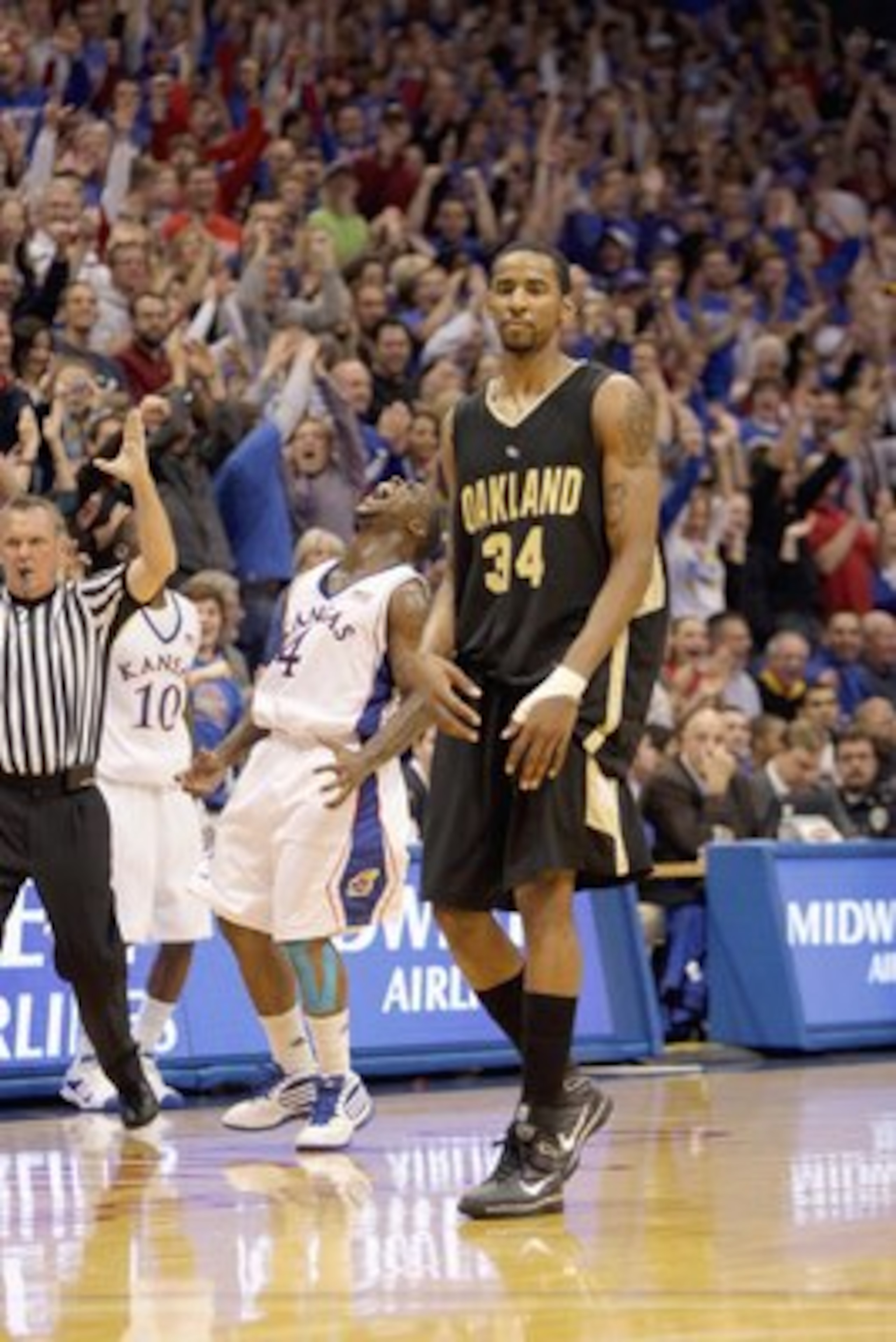 LAWRENCE, KS - NOVEMBER 25: Keith Benson #34 of the Oakland Golden Grizzlies walks on the court as fans of the Kansas Jayhawks cheer on November 25, 2009 at Allen Fieldhouse in Lawrence, Kansas. (Photo by Jamie Squire/Getty Images) LAWRENCE, KS - NOVEMBER 25: Keith Benson #34 of the Oakland Golden Grizzlies walks on the court as fans of the Kansas Jayhawks cheer on November 25, 2009 at Allen Fieldhouse in Lawrence, Kansas. (Photo by Jamie Squire/Getty Images)