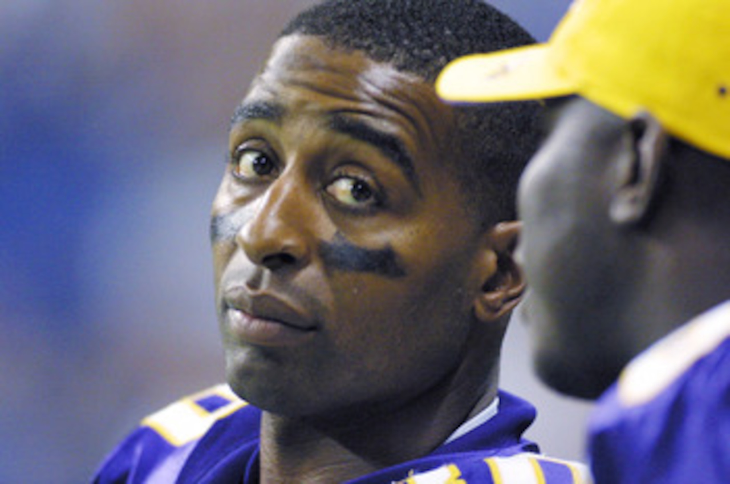 11 Aug 2001: Cris Carter of the Minnesota Vikings chats with a teammate during the pre-season game against the New Orleans Saints at the Alamo Dome in San Antonio, Texas. The Vikings defeated the Saints 28-21. DIGITAL IMAGE . Mandatory Credit: Ronald Mart