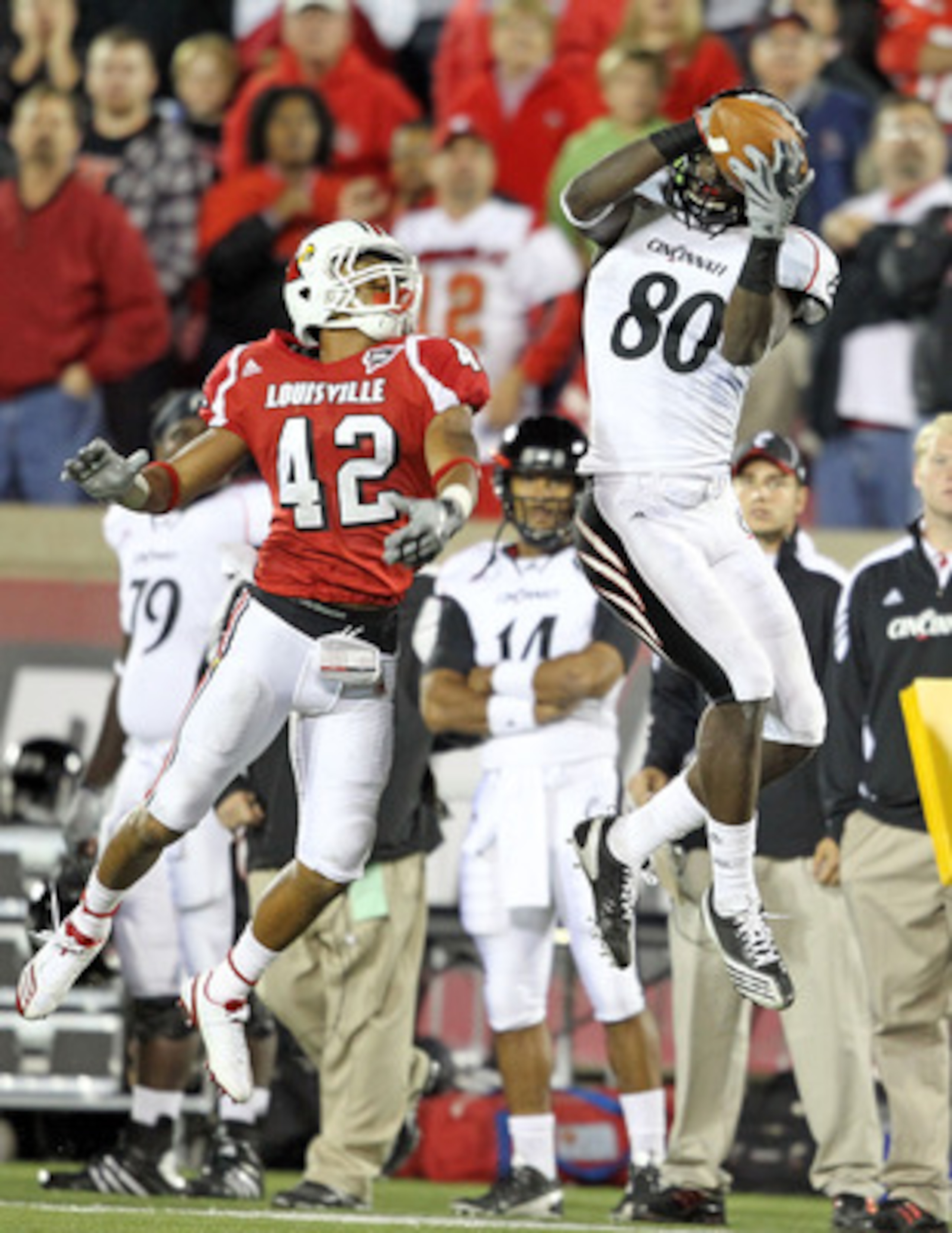 LOUISVILLE, KY - OCTOBER 15:  Armon Binns # 80 of the Cincinnati Bearcats catches a touchdown pass during the Big East Conference game while defended by Bobby Burns #42 of the Louisville Cardinals at Papa John's Cardinal Stadium on October 15, 2010 in Lou