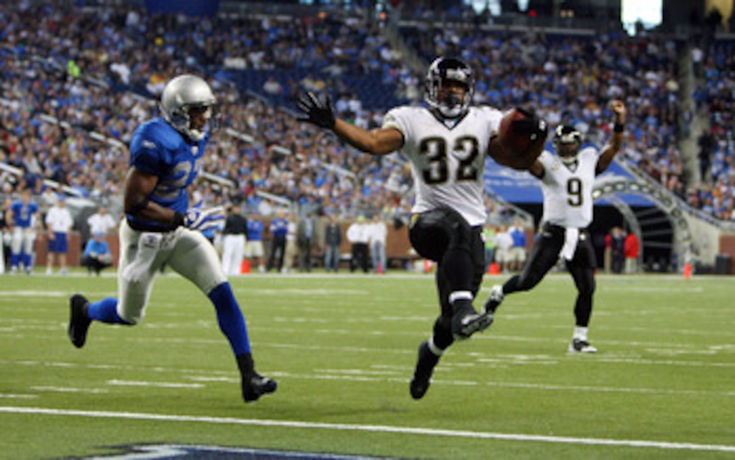 DETROIT - NOVEMBER 09:  Maurice Jones-Drew #32 of the Jacksonville Jaguars runs in his first touchdown past Daniel Bullocks #27 of the Detroit Lions on November 9, 2008 at Ford Field in Detroit, Michigan.  (Photo by Jim McIsaac/Getty  Images)
