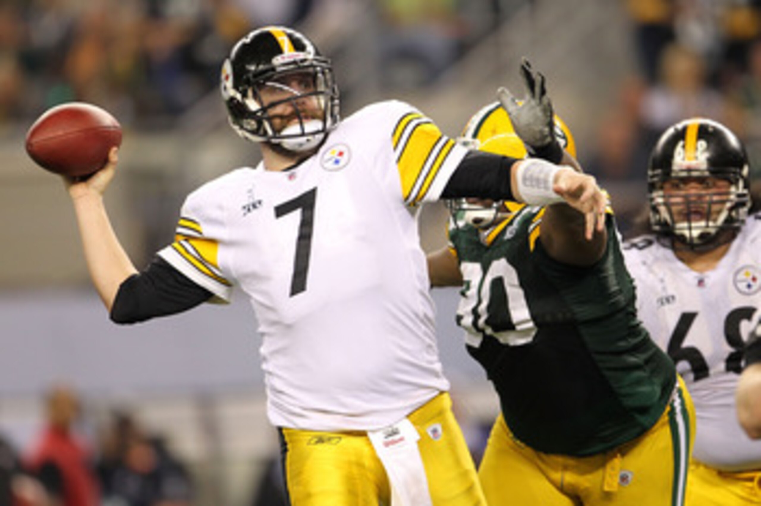 ARLINGTON, TX - FEBRUARY 06:  Ben Roethlisberger #7 of the Pittsburgh Steelers throws an 8 yard touchdown pass to Hines Ward against the Green Bay Packers during Super Bowl XLV at Cowboys Stadium on February 6, 2011 in Arlington, Texas.  (Photo by Jamie S