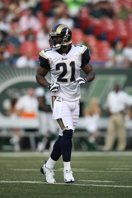 EAST RUTHERFORD, NJ - AUGUST 14:  Oshiomogho Atogwe #21 of the St. Louis Rams waits for the snap against the New York Jets during their preseason game at Giants Stadium on August 14, 2009  in East Rutherford, New Jersey.  (Photo by Nick Laham/Getty Images