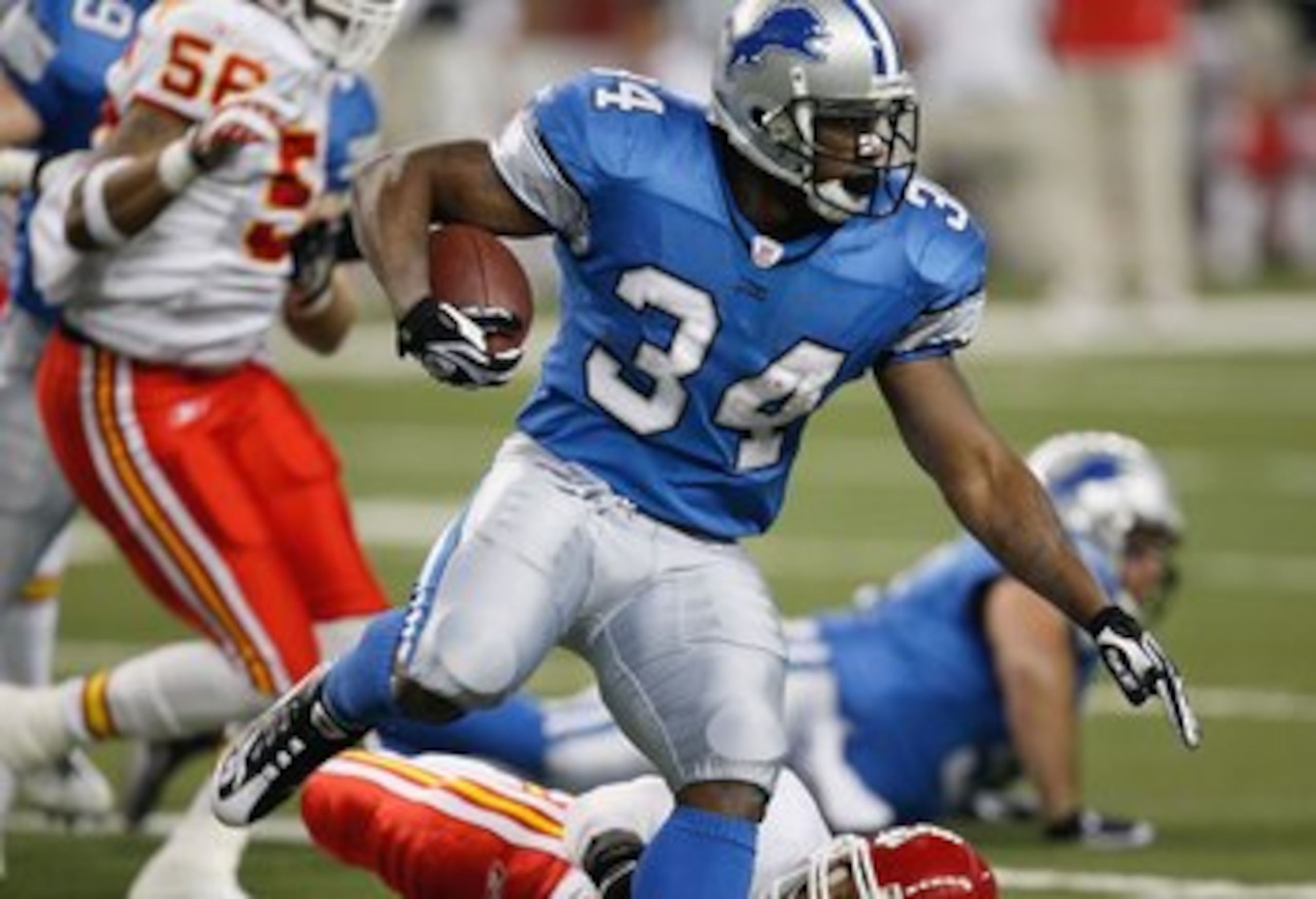 DETROIT - DECEMBER 23:  Kevin Jones #34 of the Detroit Lions runs for yards against the Kansas City Chiefs on December 23, 2007 at Ford Field in Detroit, Michigan. (Photo byGregory Shamus/Getty Images)