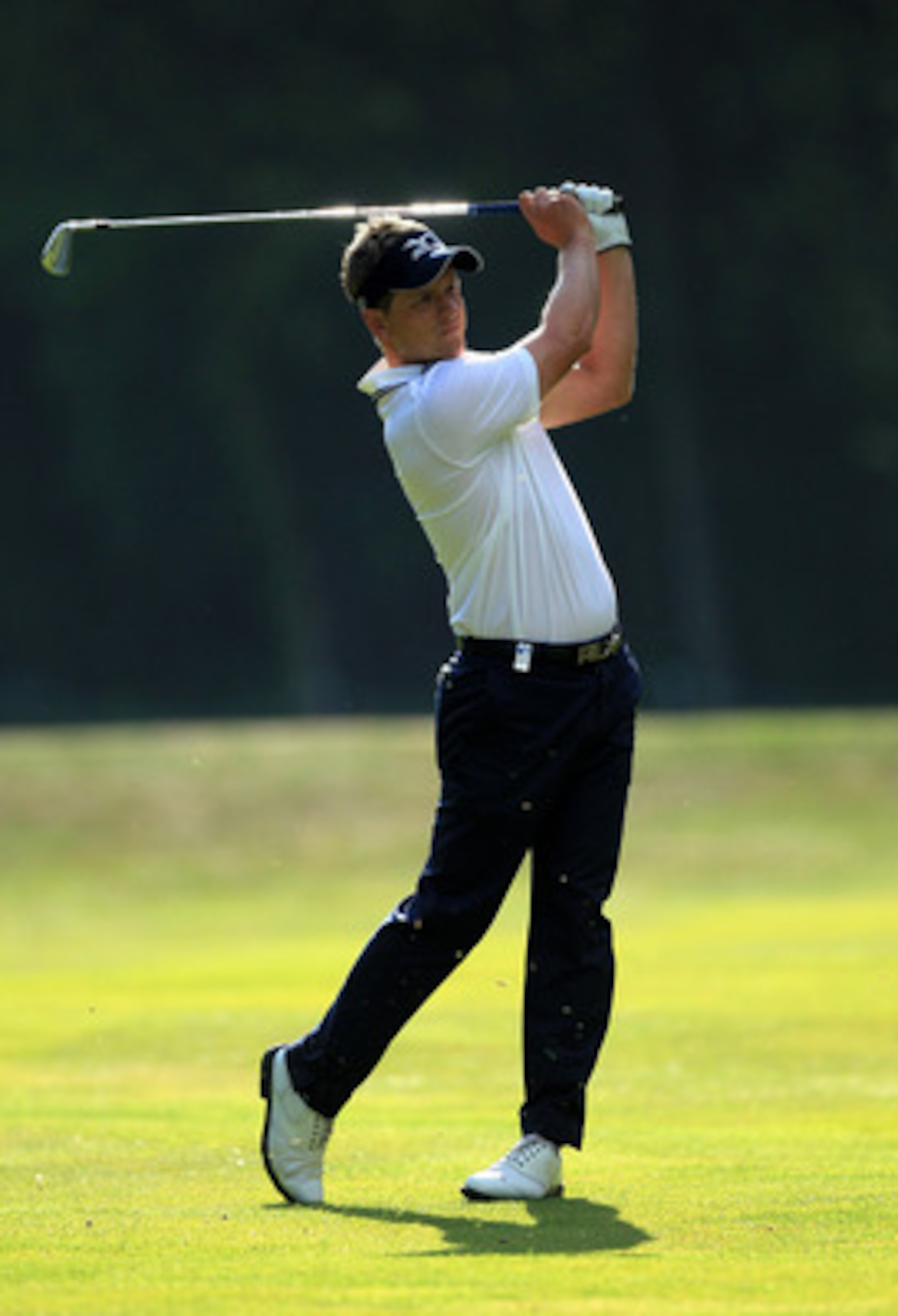 VIRGINIA WATER, ENGLAND - MAY 29:  Luke Donald of England hits an approach shot during the final round of the BMW PGA Championship  at the Wentworth Club on May 29, 2011 in Virginia Water, England.  (Photo by David Cannon/Getty Images)