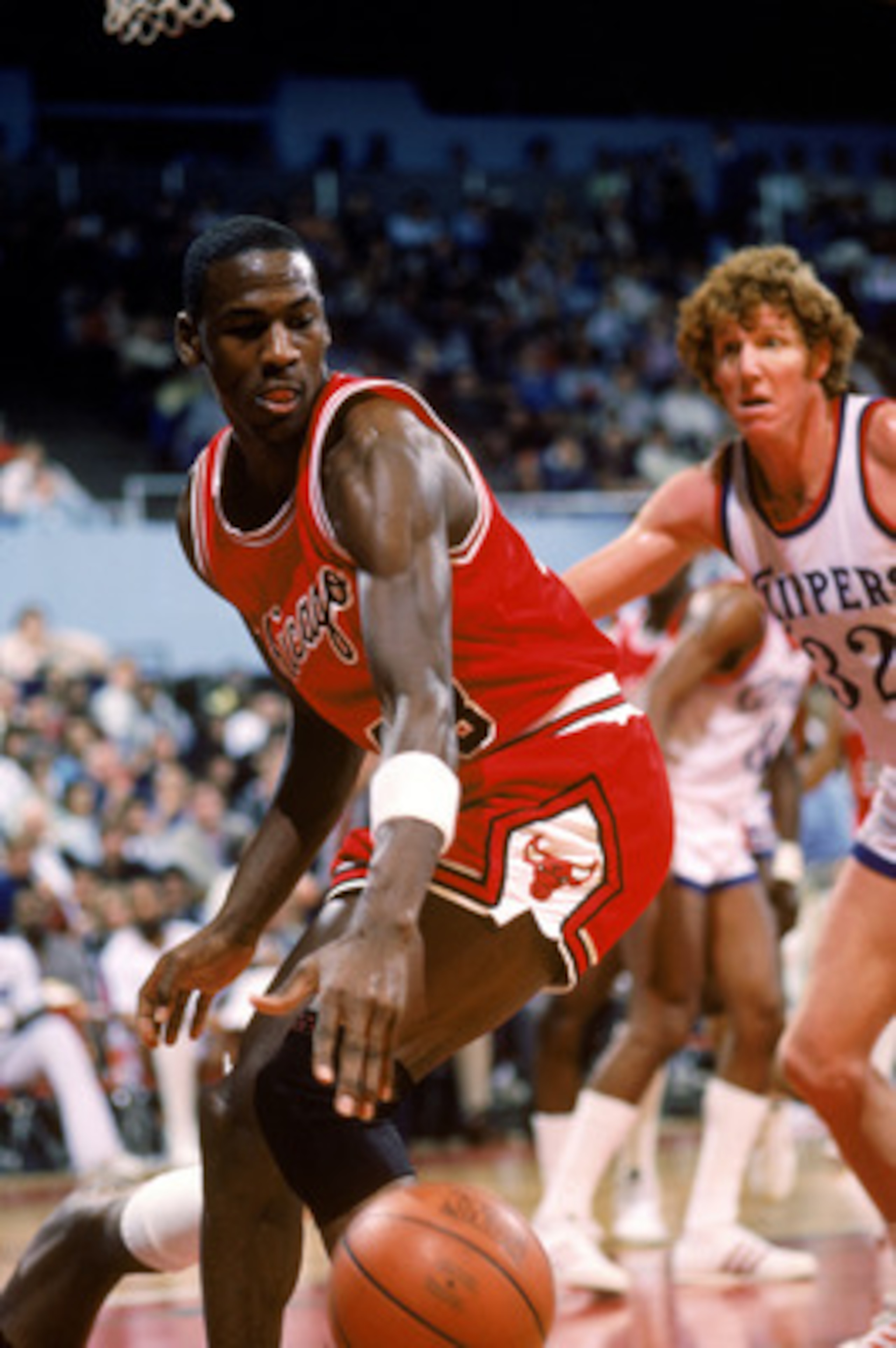 LOS ANGELES, CA - DECEMBER 1984: Michael Jordan #23 of the Chicago Bulls moves the ball against Bill Walton #32 of the Los Angeles Clippers during a December 1984 season game at the Sports Arena in Los Angeles, California. (Photo by Rick Stewart/Getty I LOS ANGELES, CA - DECEMBER 1984: Michael Jordan #23 of the Chicago Bulls moves the ball against Bill Walton #32 of the Los Angeles Clippers during a December 1984 season game at the Sports Arena in Los Angeles, California. (Photo by Rick Stewart/Getty I
