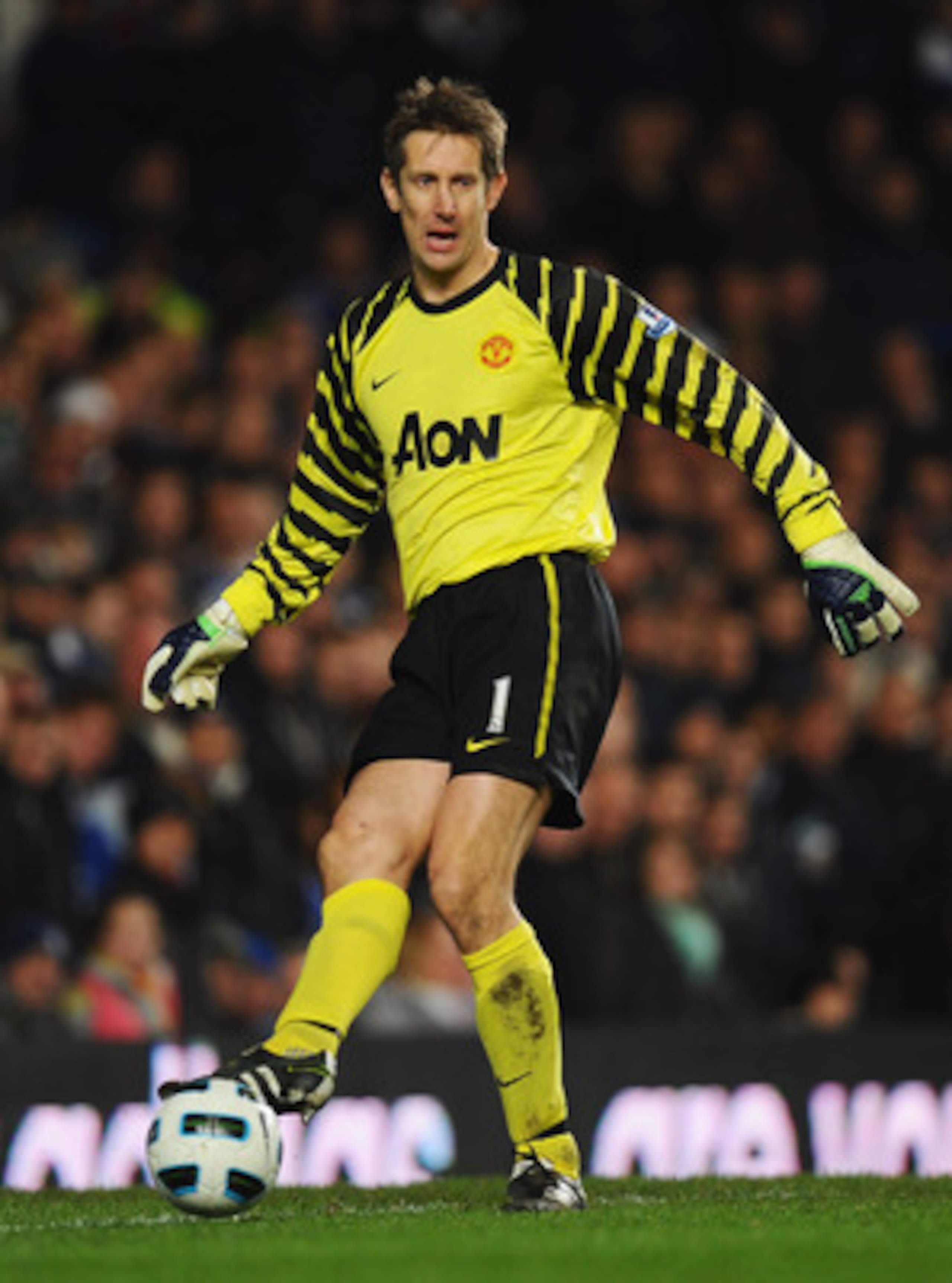 LONDON, ENGLAND - MARCH 01:  Goalkeeper Edwin van der Sar of Manchester United in action during the Barclays Premier League match between Chelsea and Manchester United at Stamford Bridge on March 1, 2011 in London, England.  (Photo by Clive Mason/Getty Im