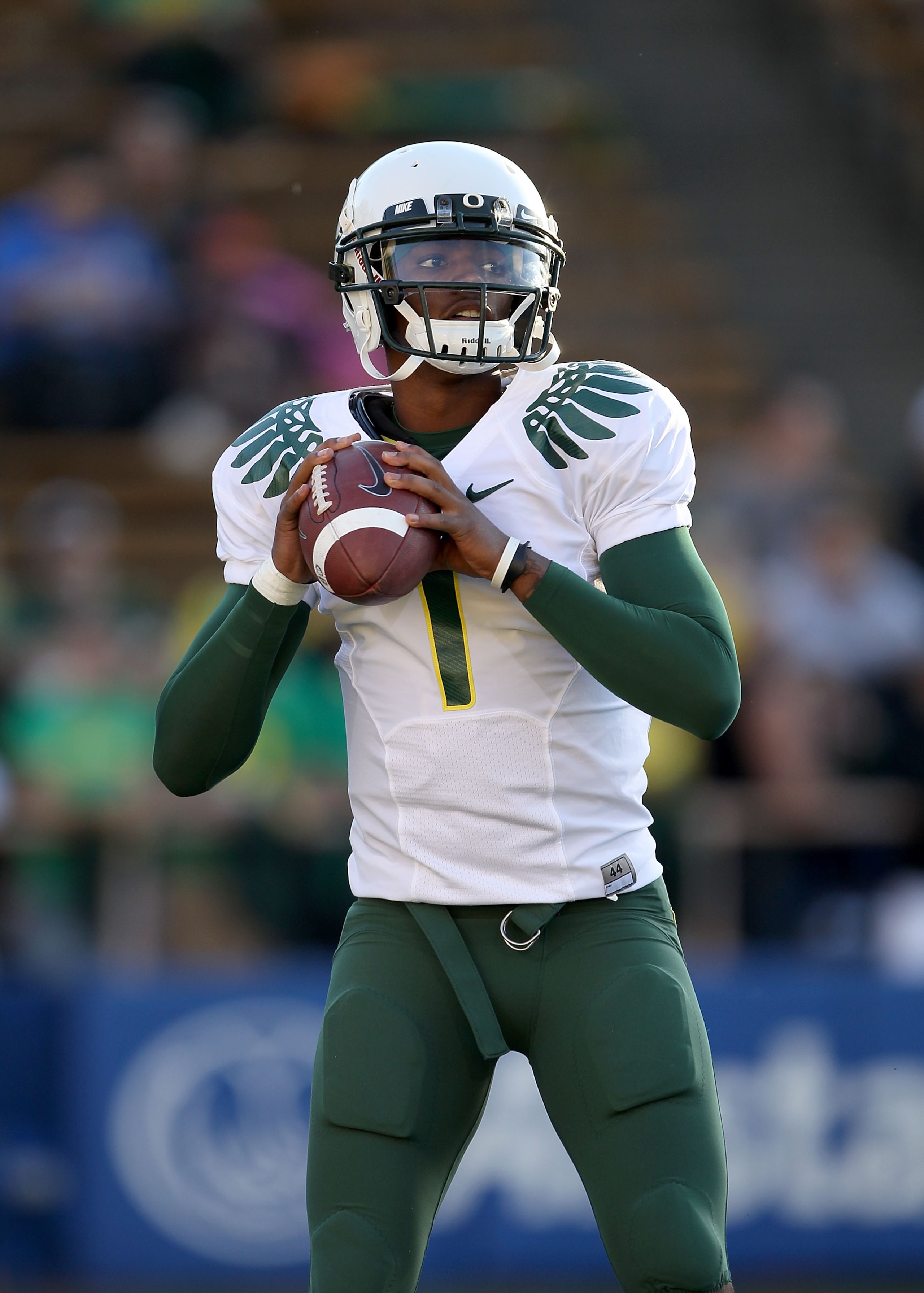 BERKELEY, CA - NOVEMBER 13:  Darron Thomas #1 of the Oregon Ducks warms up before their game against the California Golden Bears  at California Memorial Stadium on November 13, 2010 in Berkeley, California.  (Photo by Ezra Shaw/Getty Images)