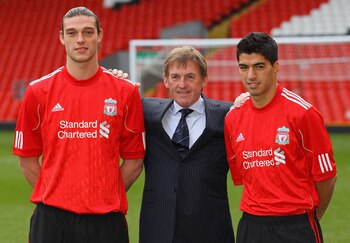 LIVERPOOL, ENGLAND - FEBRUARY 03:  Kenny Dalglish the manager of Liverpool stands between his new signings, Andy Carroll (l) and Luis Suarez (r) during a photocall at Anfield on February 3, 2011 in Liverpool, England.  (Photo by Alex Livesey/Getty Images)