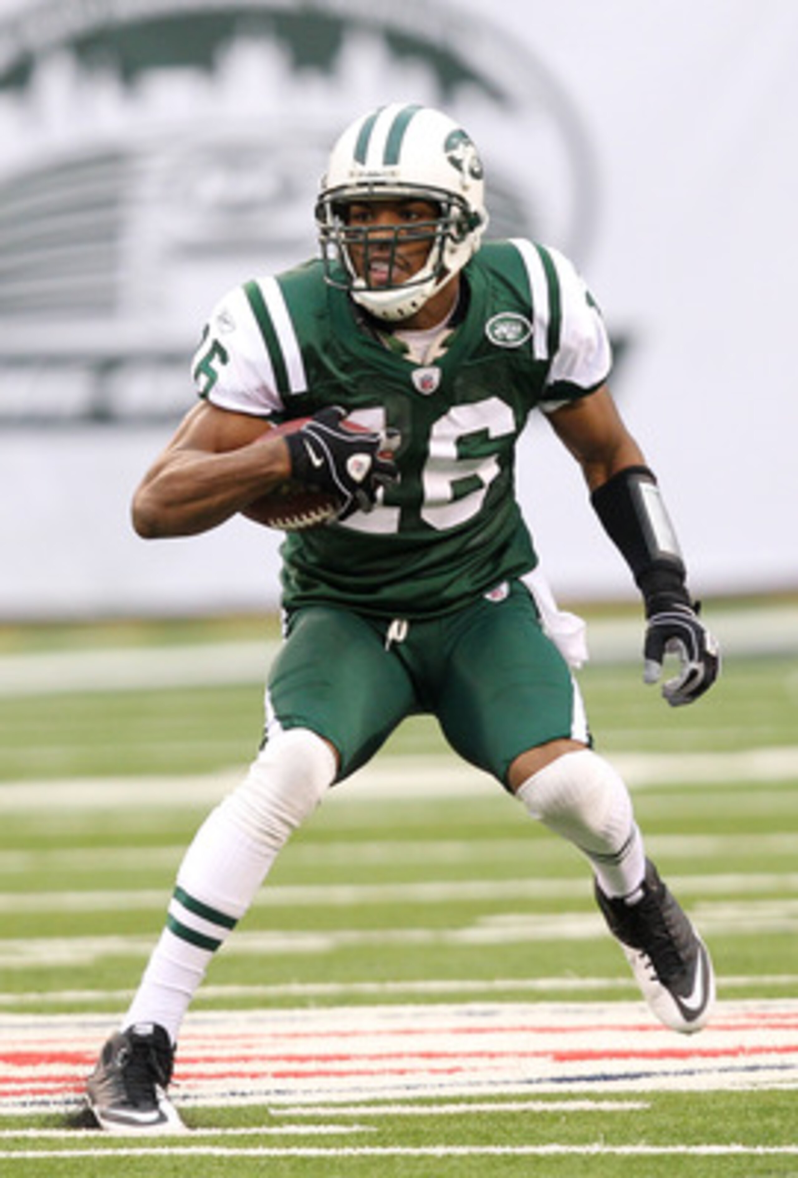 EAST RUTHERFORD, NJ - JANUARY 02:  Brad Smith #16 of the New York Jets runs down field against the Buffalo Bills at New Meadowlands Stadium on January 2, 2011 in East Rutherford, New Jersey.  (Photo by Michael Heiman/Getty Images)