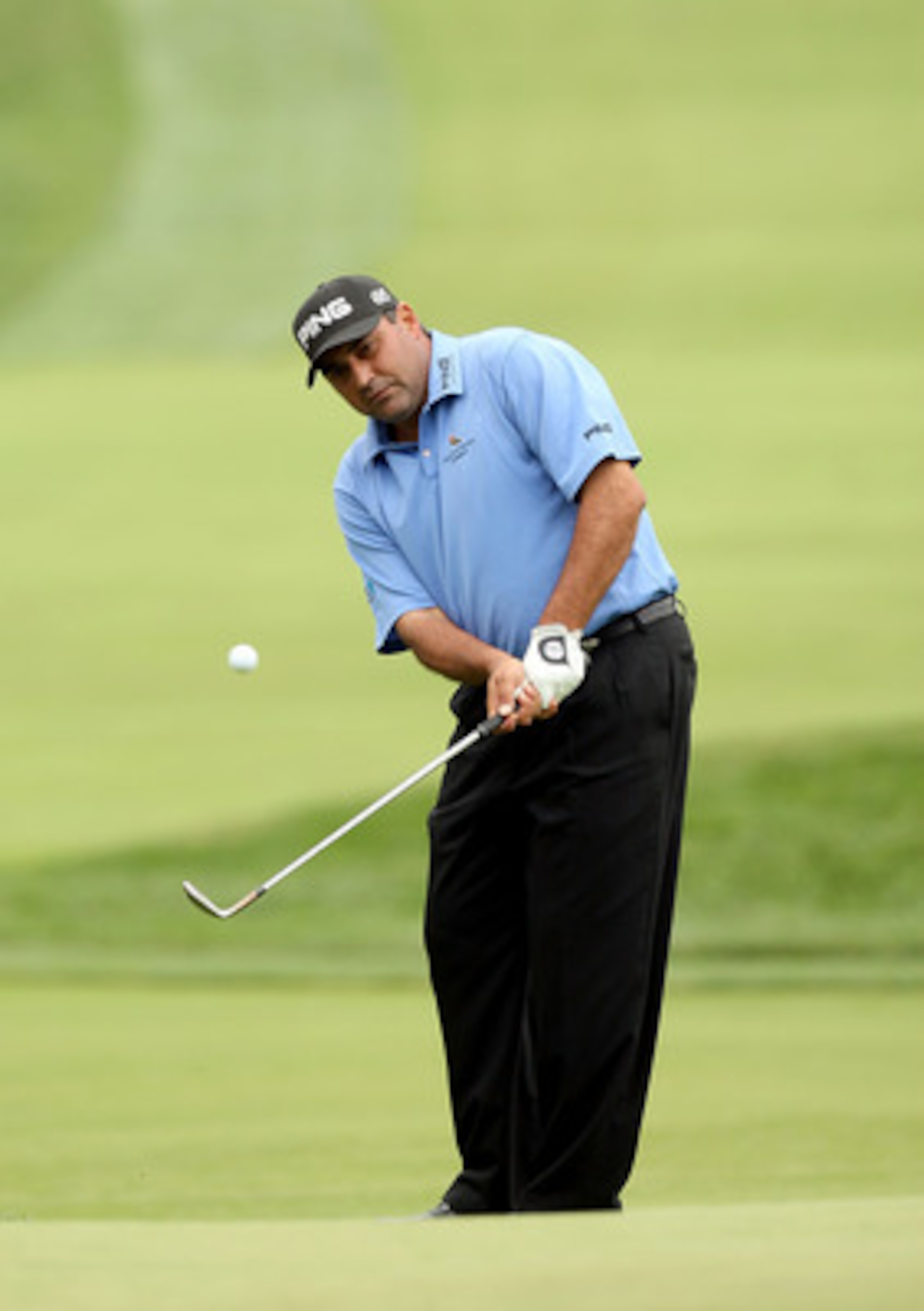 OAKMONT, PA - JUNE 14:  Angel Cabrera of Argentina chips onto a green during the first round of the 107th U.S. Open Championship at Oakmont Country Club on June 14, 2007 in Oakmont, Pennsylvania.  (Photo by David Cannon/Getty Images)