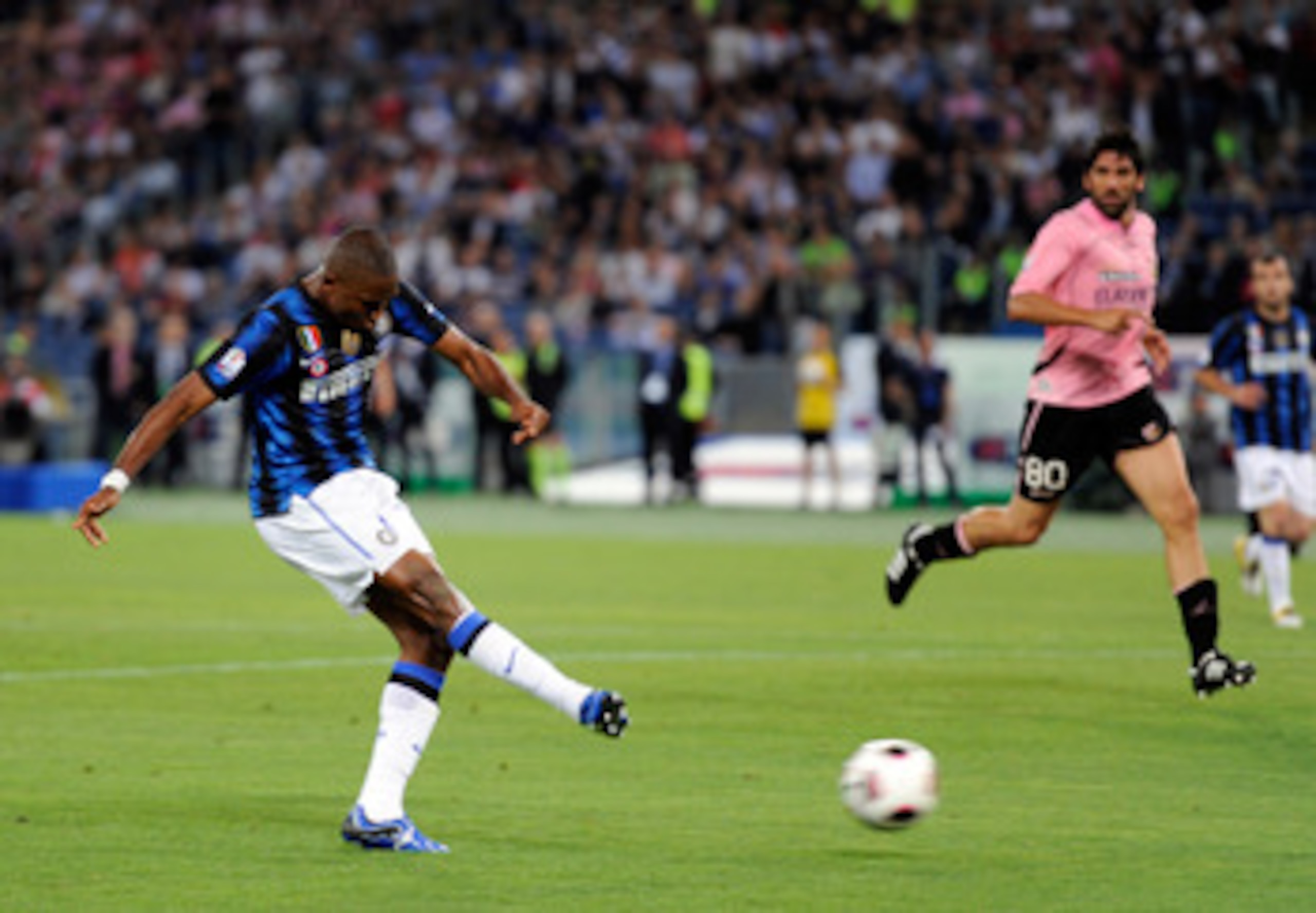 ROME, ITALY - MAY 29:  Samuel Eto'o of Inter Milan scores the second goal during the Tim Cup final between FC Internazionale Milano and US Citta di Palermo at Olimpico Stadium on May 29, 2011 in Rome, Italy.  (Photo by Claudio Villa/Getty Images)