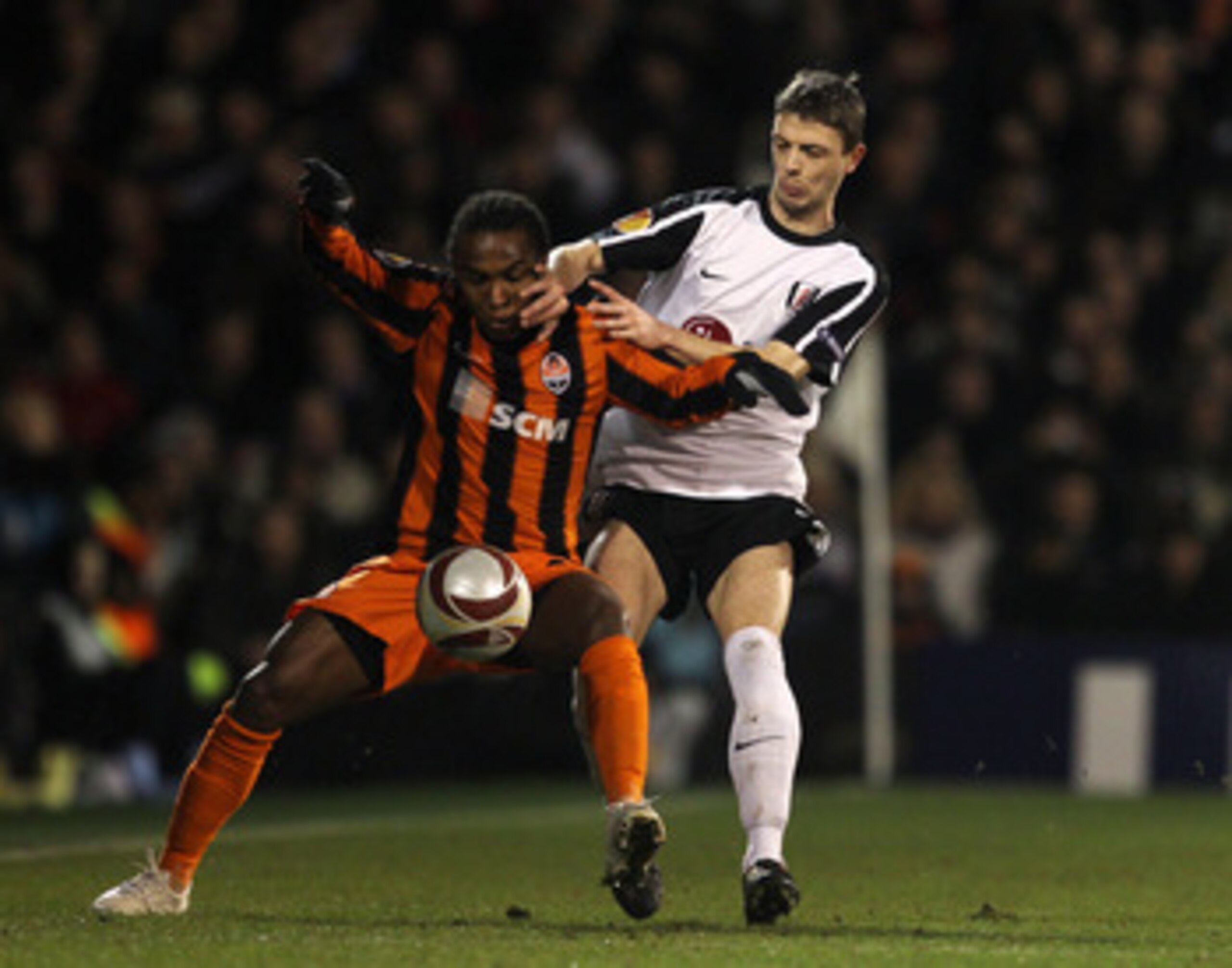 LONDON, ENGLAND - FEBRUARY 18:  Willian of Donetsk battles with Chris Baird of Fulham during the UEFA Europa League 1st leg match between Fulham and Shakhtar Donetsk at Craven Cottage on February 18, 2010 in London, England.  (Photo by Julian Finney/Getty