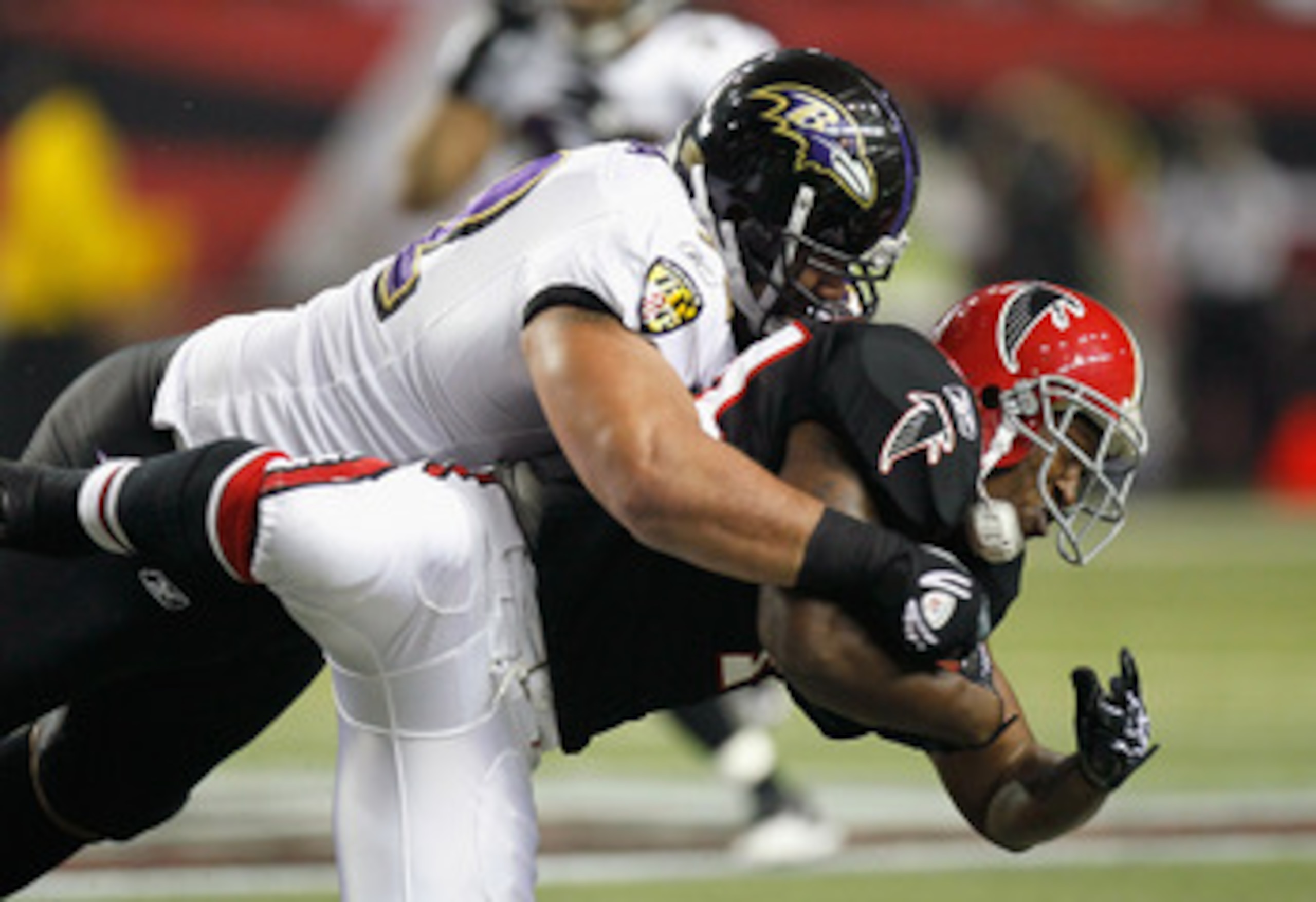 ATLANTA - NOVEMBER 11:  Jason Snelling #44 of the Atlanta Falcons against Haloti Ngata #92 of the Baltimore Ravens at Georgia Dome on November 11, 2010 in Atlanta, Georgia.  (Photo by Kevin C. Cox/Getty Images)