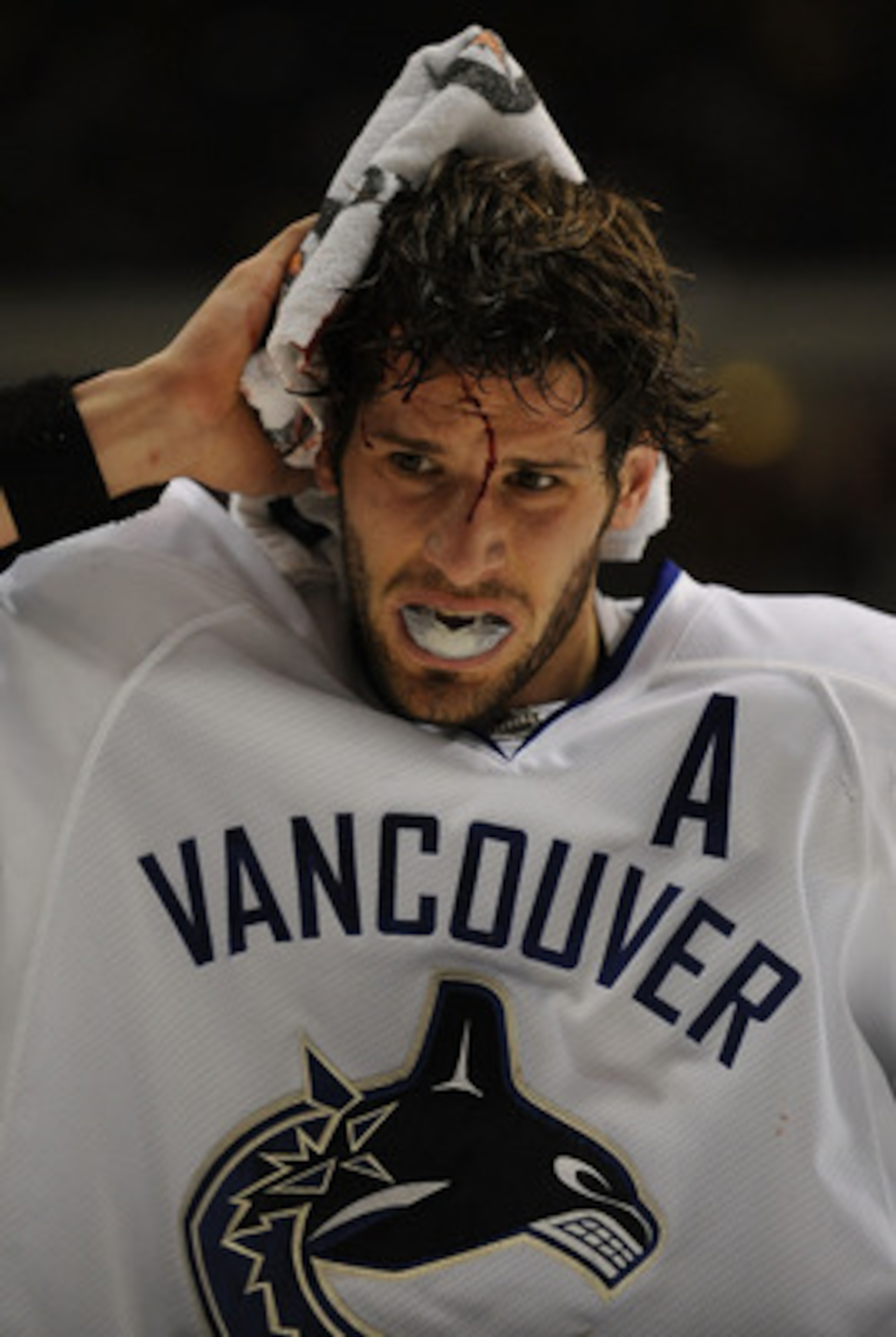 DALLAS - MARCH 24:  Ryan Kesler #17 of the Vancouver Canucks skates off the ice after suffering an injury against the Dallas Stars at the American Airlines Center on March 24 , 2009 in Dallas, Texas.  (Photo by Ronald Martinez/Getty Images)