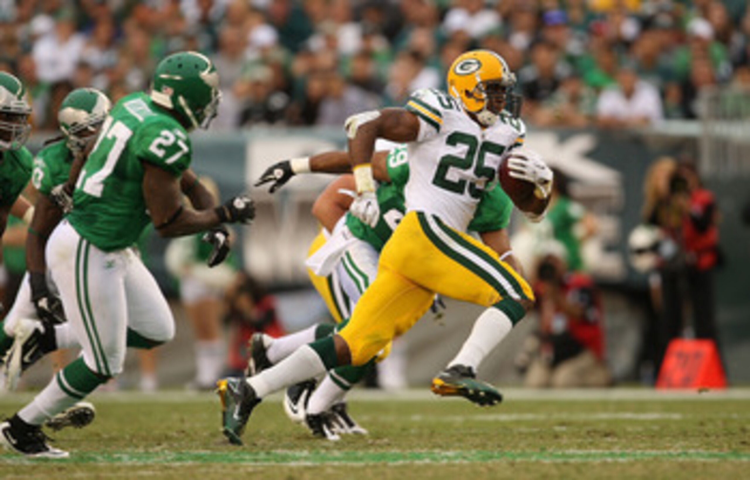 PHILADELPHIA - SEPTEMBER 12:  Ryan Grant #25 of the Green Bay Packers rushes after a catch during a game against the Philadelphia Eagles at Lincoln Financial Field on September 12, 2010 in Philadelphia, Pennsylvania.  (Photo by Mike Ehrmann/Getty Images)