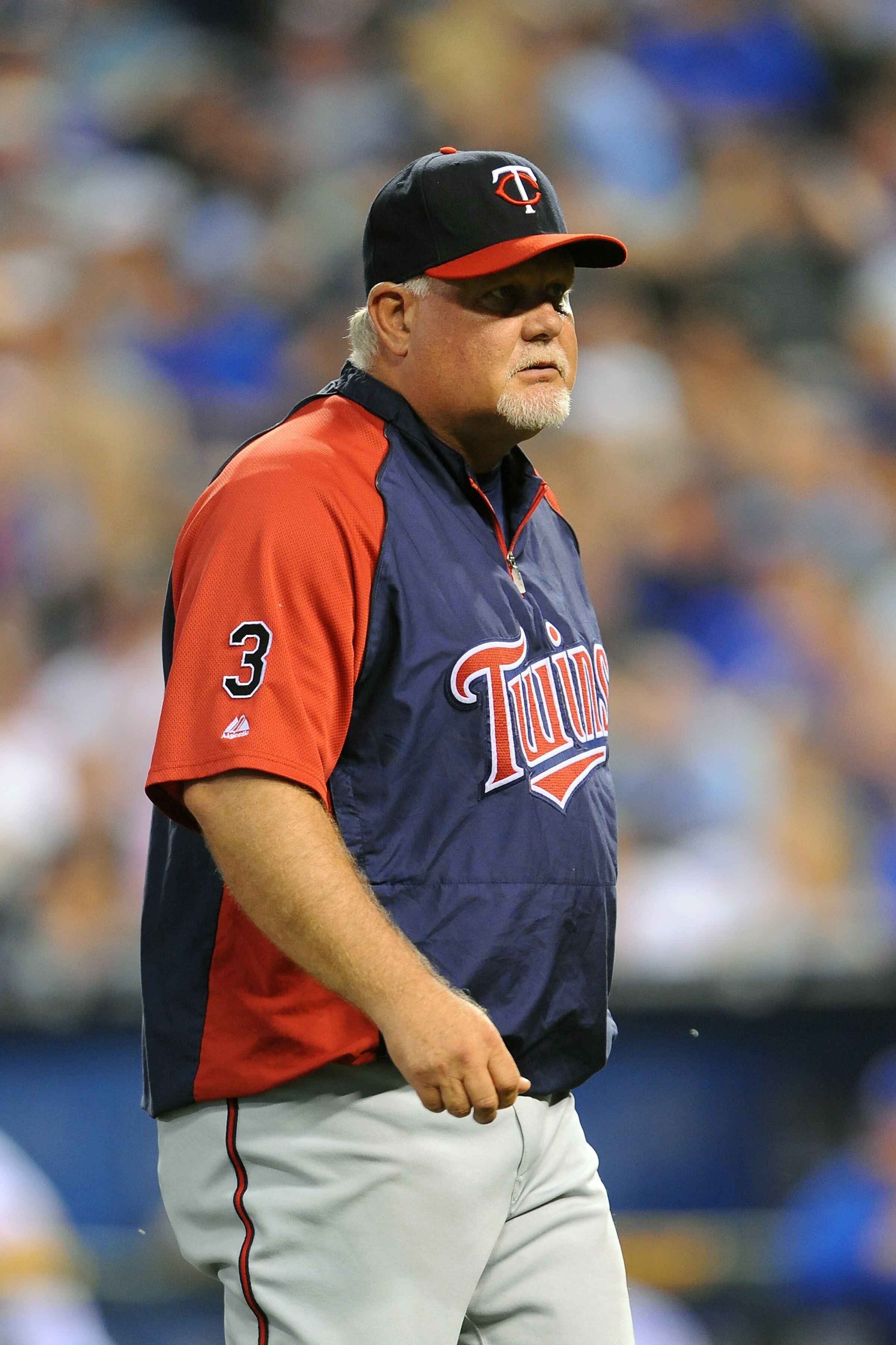KANSAS CITY, MO - JUNE 4:  Manager Ron Gardenhire #35 of the Minnesota Twins removes relief pitcher Jim Hoey #37 from the game against the Kansas City Royals at Kauffman Stadium on June 4, 2011 in Kansas City, Missouri. (Photo by G. Newman Lowrance/Getty 