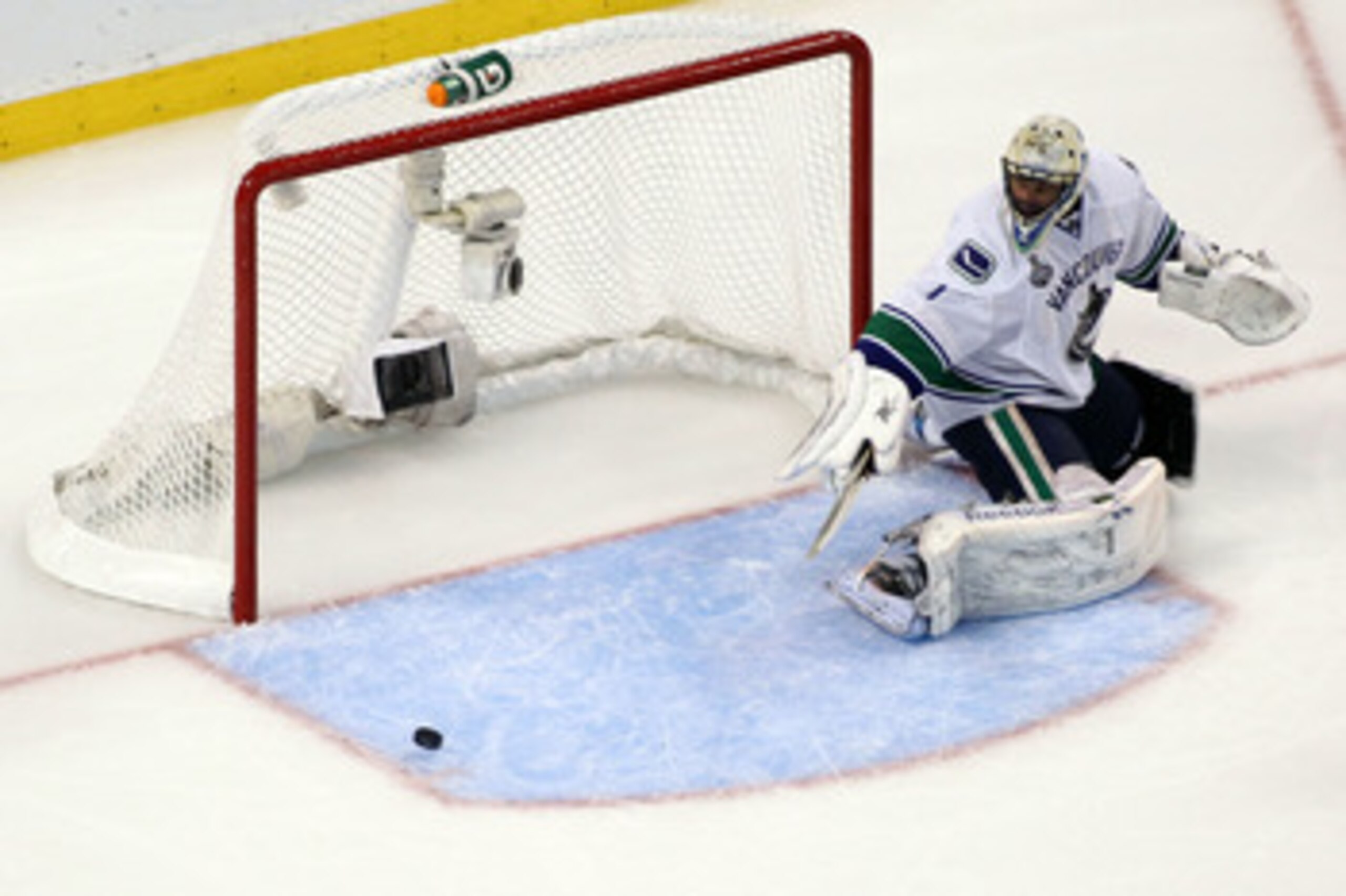 BOSTON, MA - JUNE 08:  Roberto Luongo #1 of the Vancouver Canucks tends goal against the Boston Bruins during Game Four of the 2011 NHL Stanley Cup Final at TD Garden on June 8, 2011 in Boston, Massachusetts.  (Photo by Jim Rogash/Getty Images)