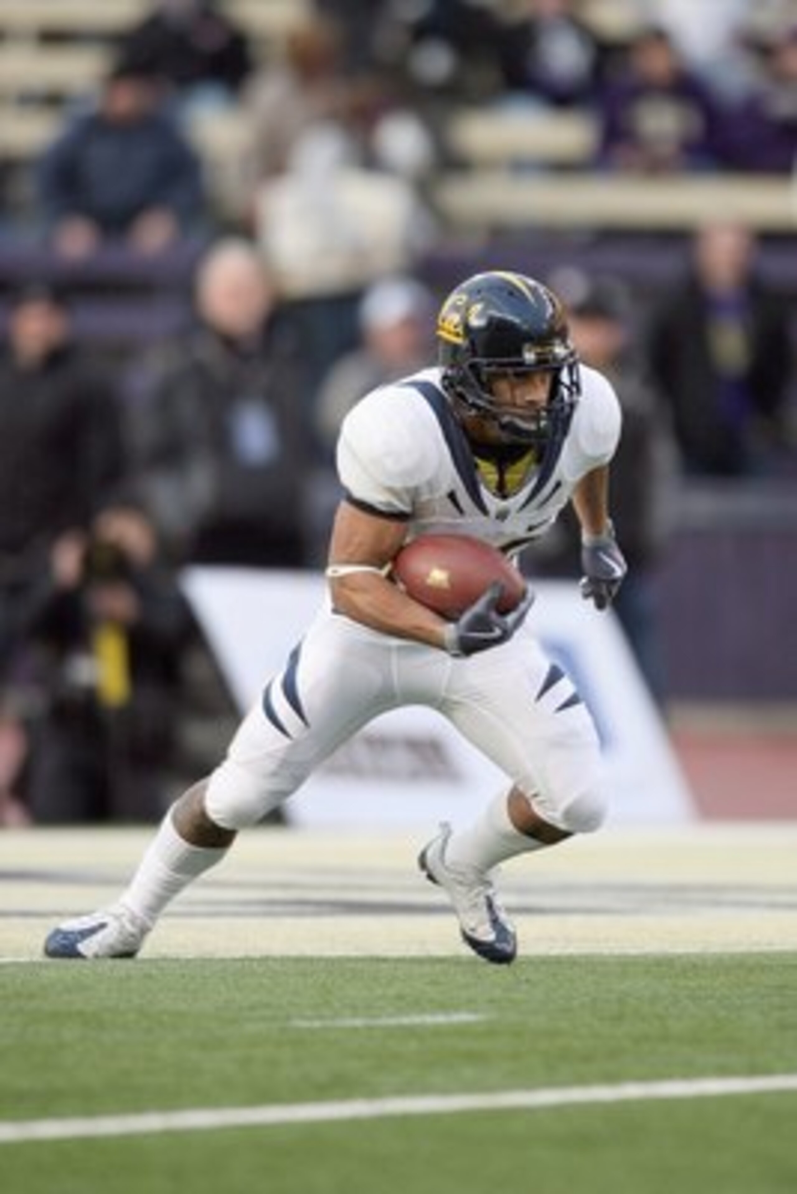 SEATTLE - DECEMBER 05:  Isi Sofele #20 of the California Bears catches the ball during the game against the Washington Huskies on December 5, 2009 at Husky Stadium in Seattle, Washington. The Huskies defeated the Bears 42-10. (Photo by Otto Greule Jr/Gett