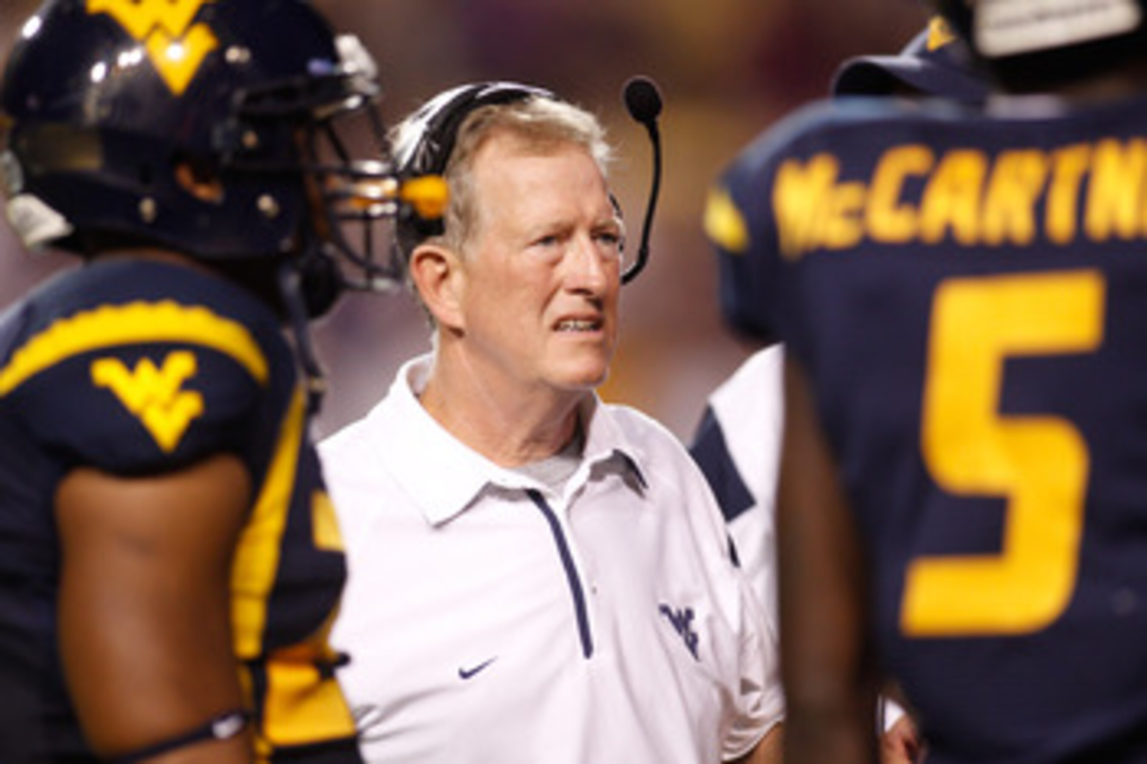 BATON ROUGE, LA - SEPTEMBER 25: Head coach Bill Stewart of the West Virginia Mountaineers talks with his team during a timeout against the Louisiana State University Tigers at Tiger Stadium on September 25, 2010 in Baton Rouge, Louisiana. The Tigers de BATON ROUGE, LA - SEPTEMBER 25: Head coach Bill Stewart of the West Virginia Mountaineers talks with his team during a timeout against the Louisiana State University Tigers at Tiger Stadium on September 25, 2010 in Baton Rouge, Louisiana. The Tigers de